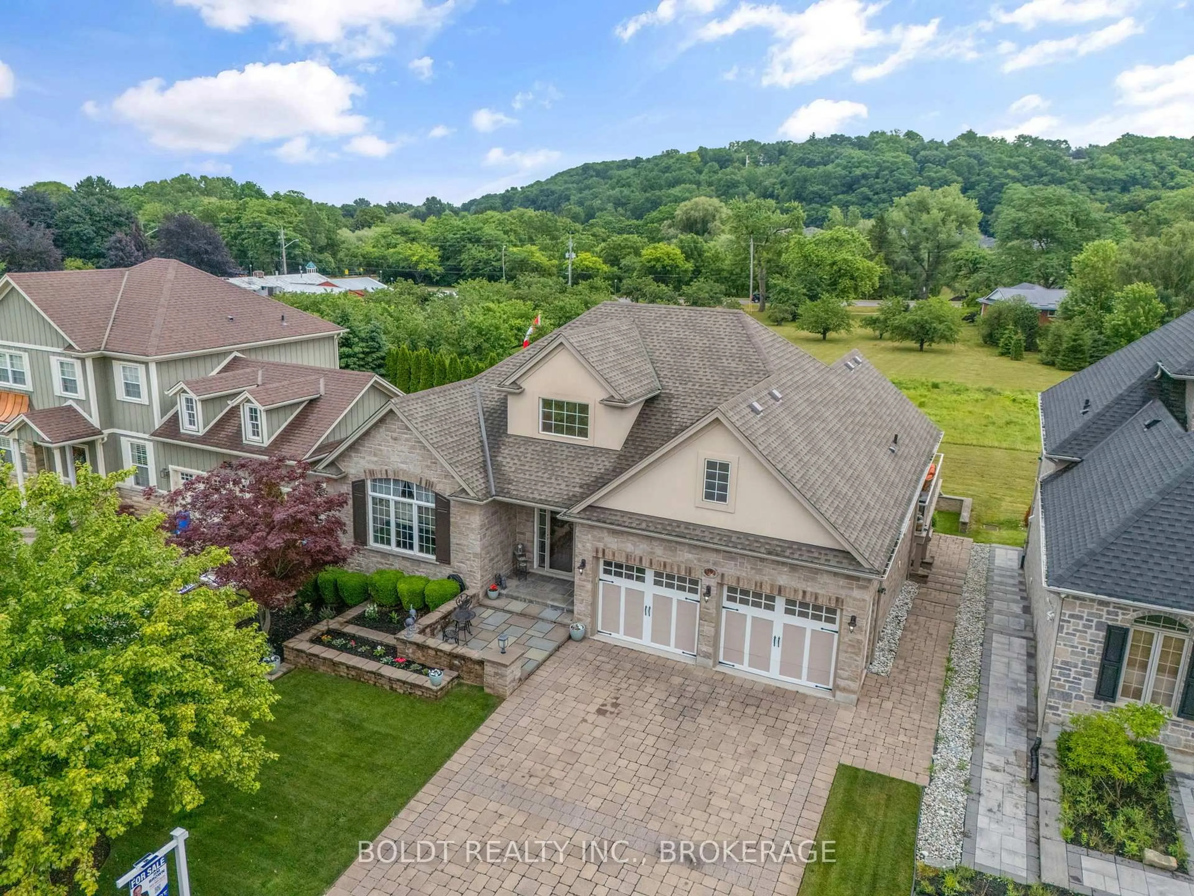 A pic from outside/outdoor area/front of a property/back of a property/a pic from drone, unknown for 19 Red Haven Dr, Niagara-on-the-Lake Ontario L0S 1J0