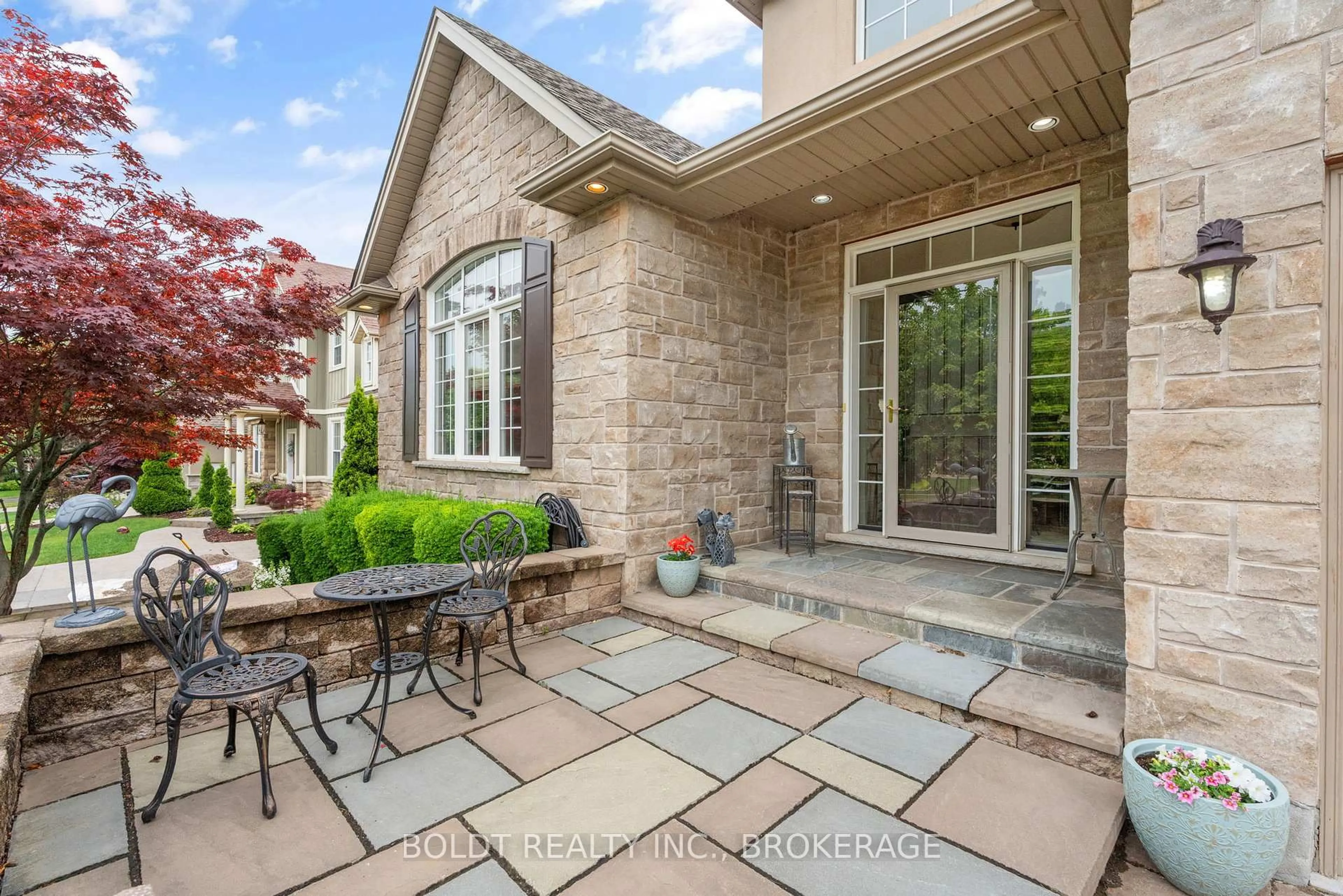 Patio, street for 19 Red Haven Dr, Niagara-on-the-Lake Ontario L0S 1J0