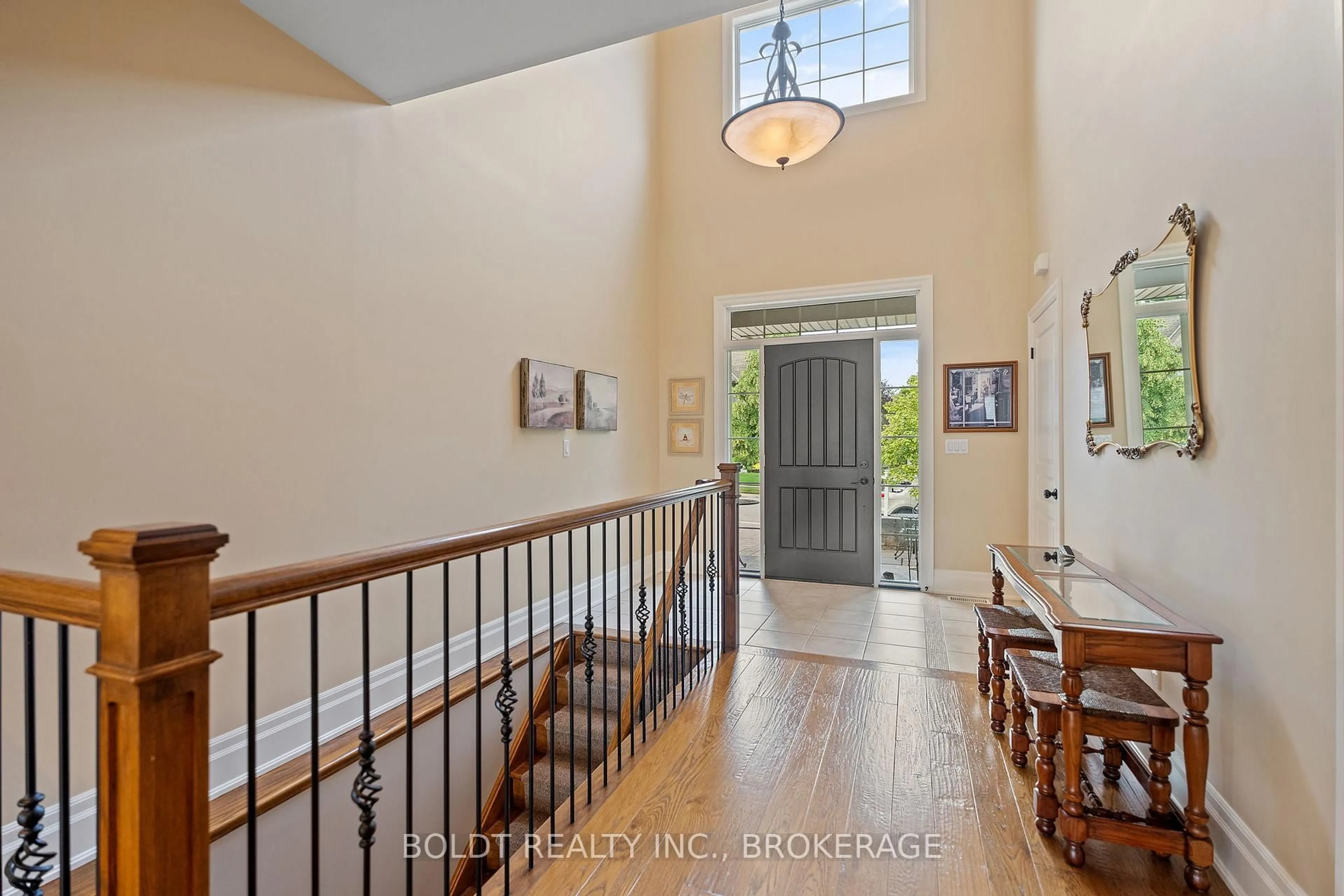 Indoor foyer for 19 Red Haven Dr, Niagara-on-the-Lake Ontario L0S 1J0