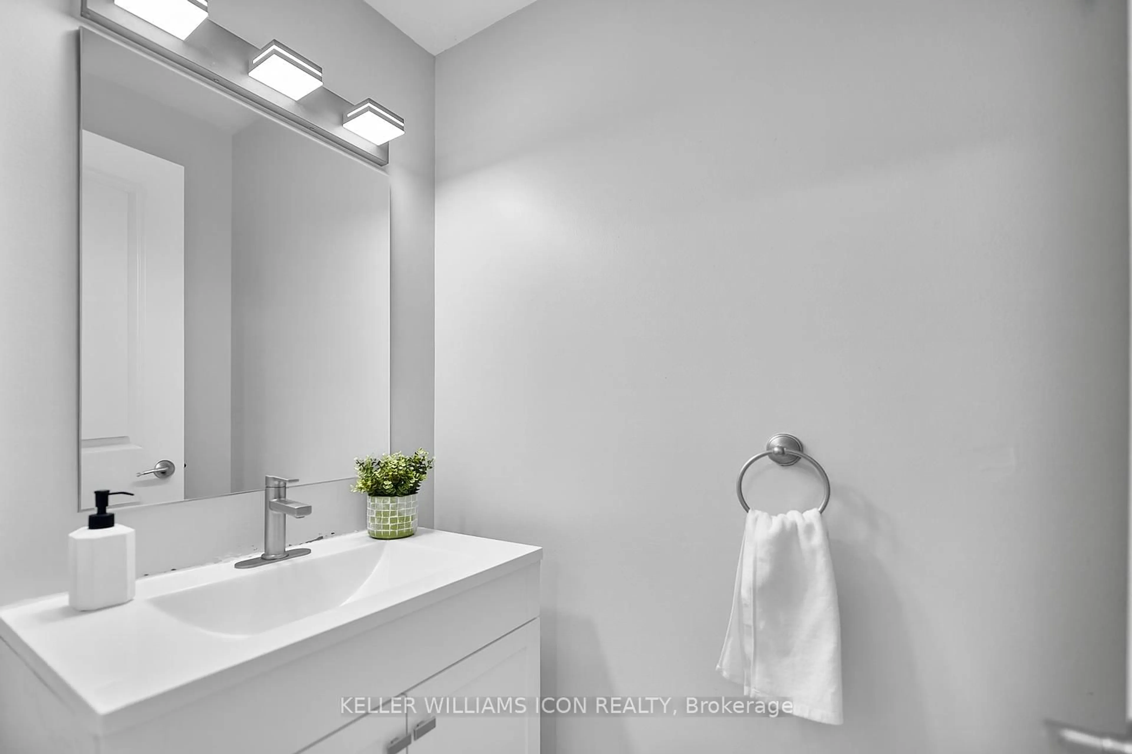 Standard bathroom, ceramic/tile floor for 7 Gleeson Way, Ottawa Ontario K2J 5A2