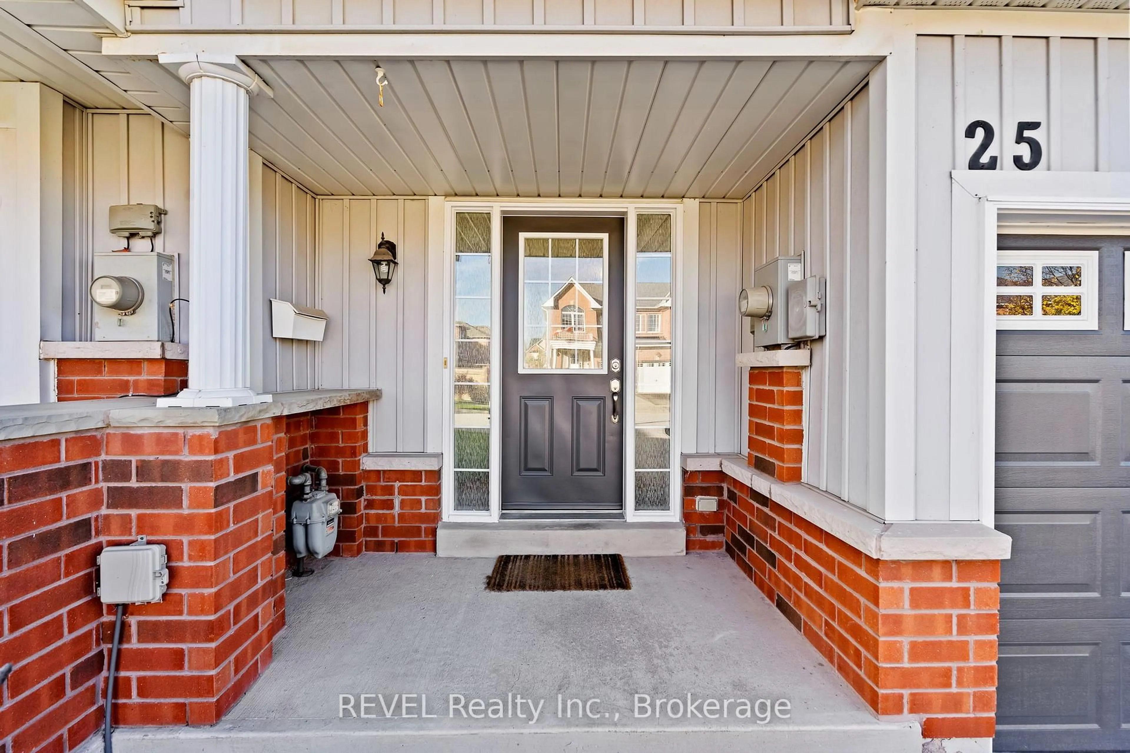 Indoor entryway for 25 Colonel Lyall St, St. Catharines Ontario L2P 0B3