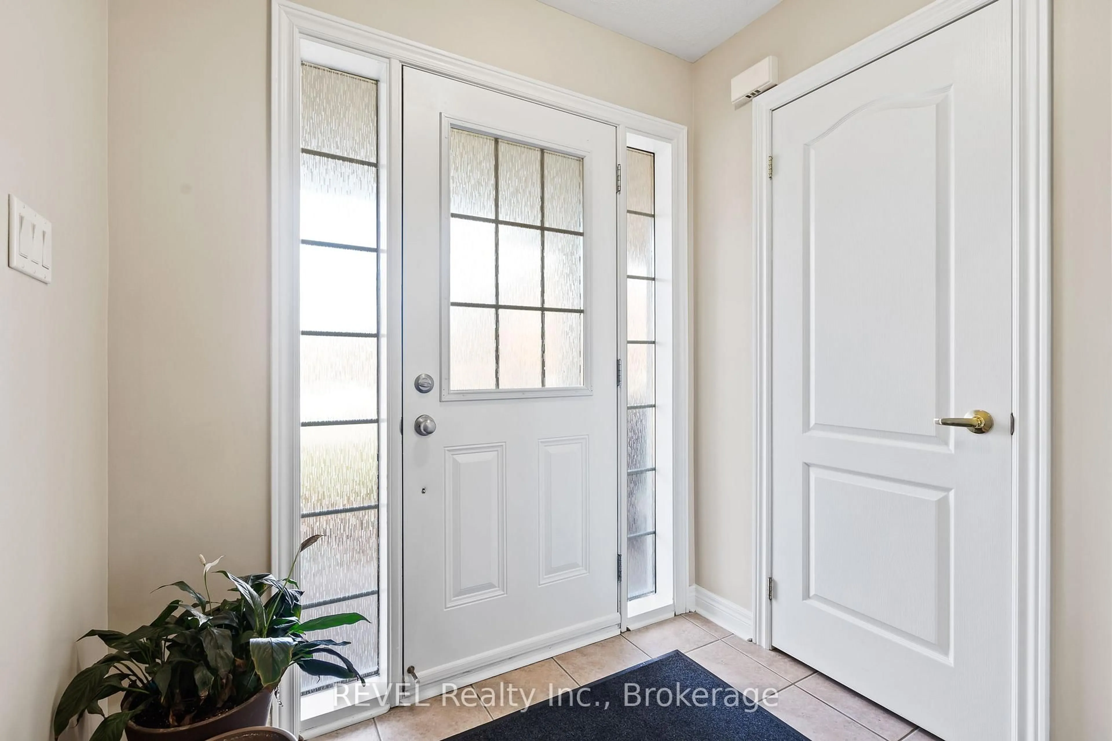 Indoor entryway for 25 Colonel Lyall St, St. Catharines Ontario L2P 0B3