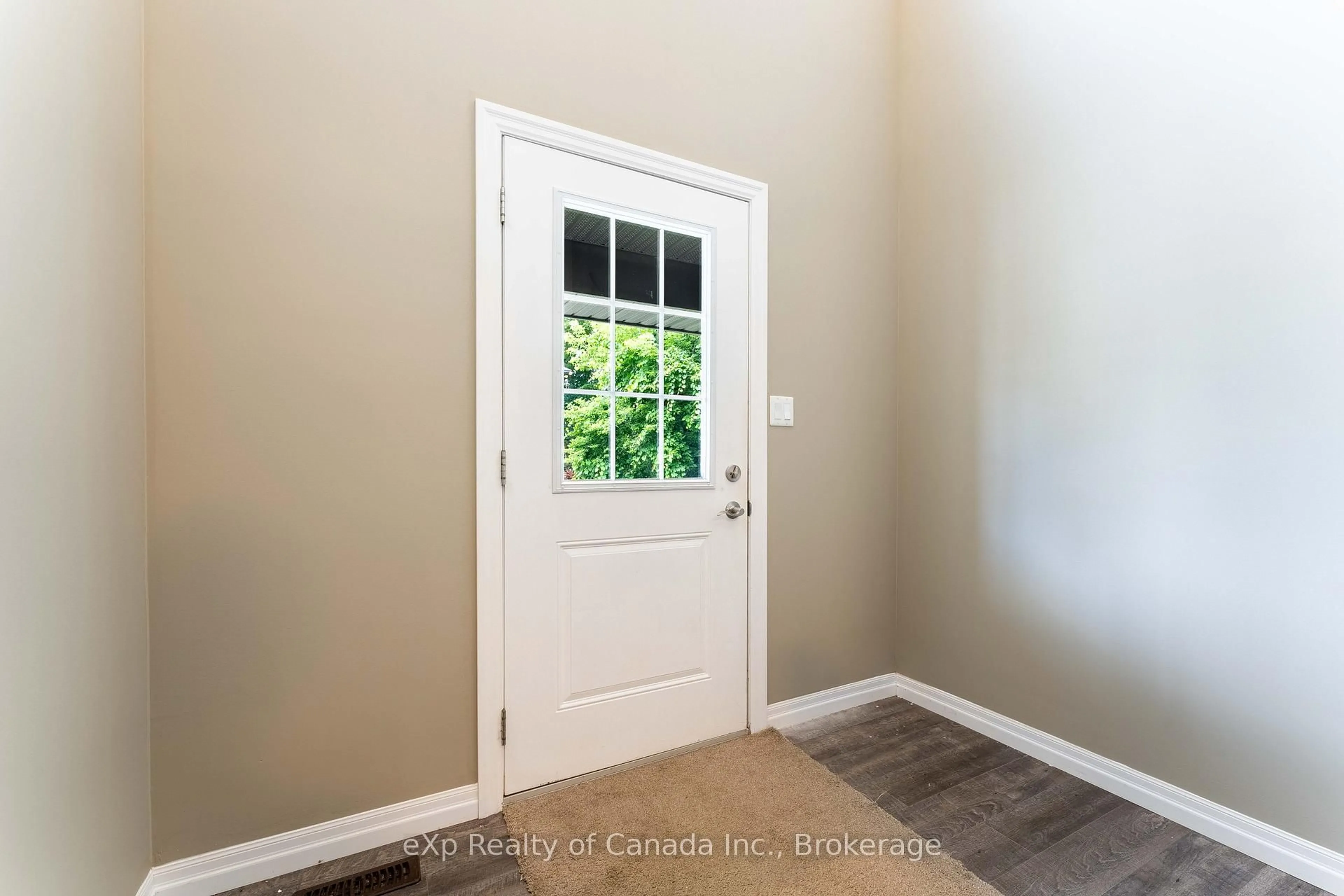 Indoor entryway for 343 HURON St #8, Woodstock Ontario N4S 7A5