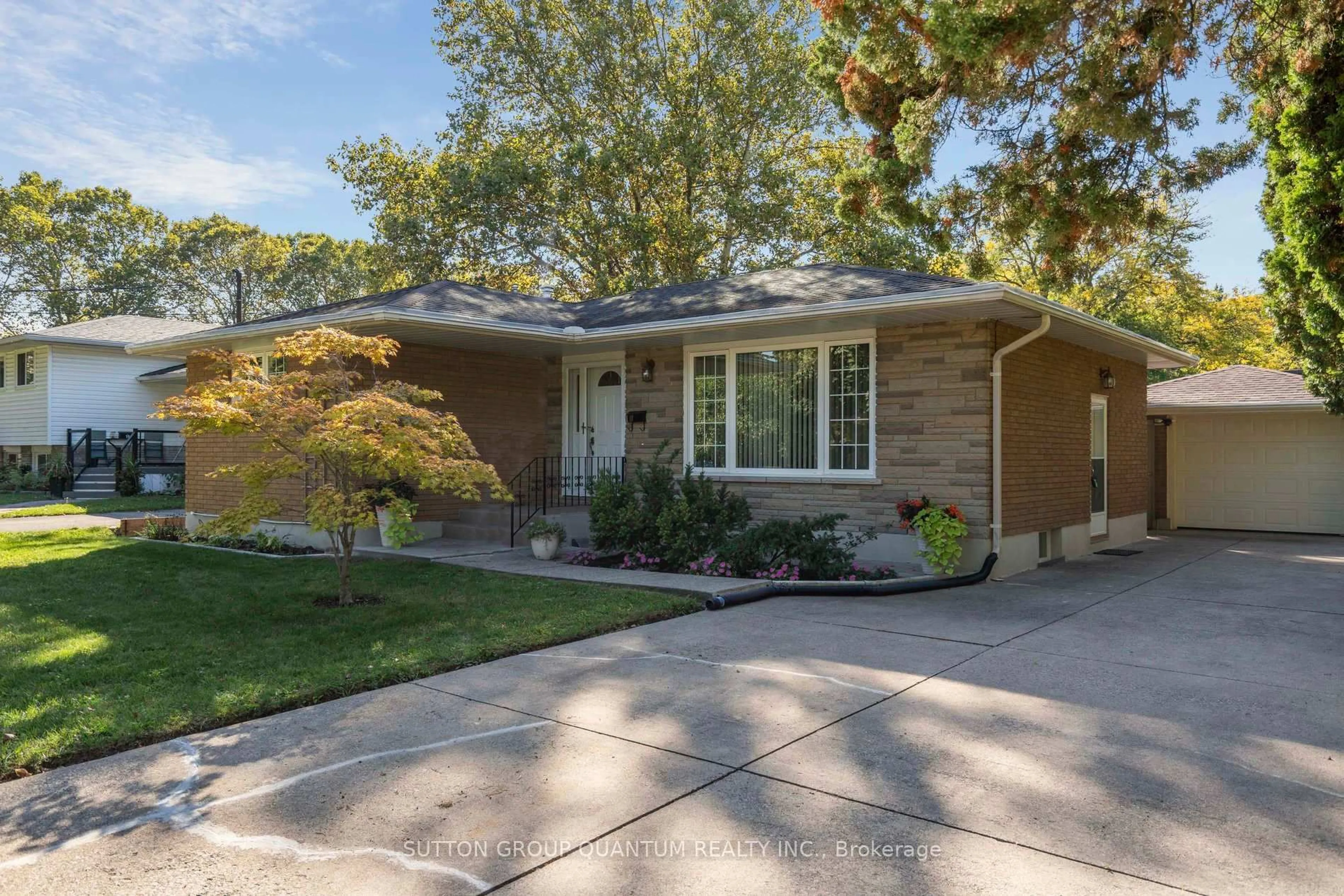 Home with vinyl exterior material, street for 8 BERMUDA Dr, St. Catharines Ontario L2M 4E6