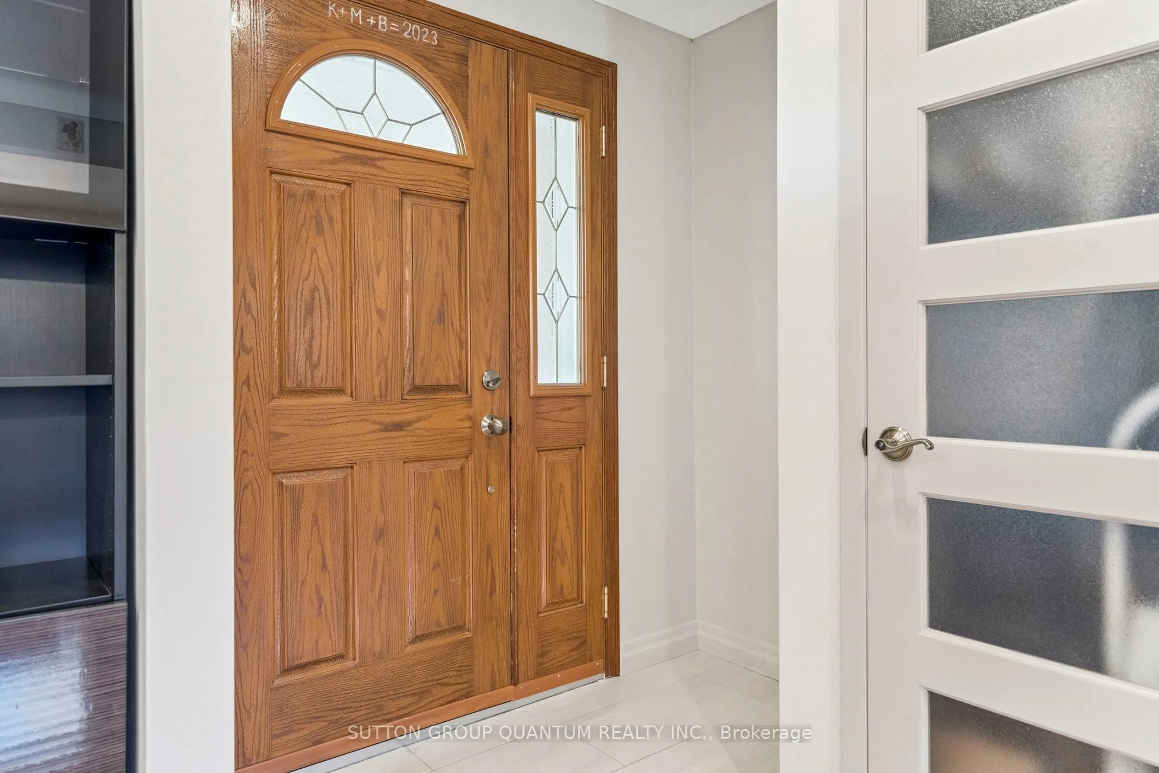 Indoor entryway for 8 BERMUDA Dr, St. Catharines Ontario L2M 4E6