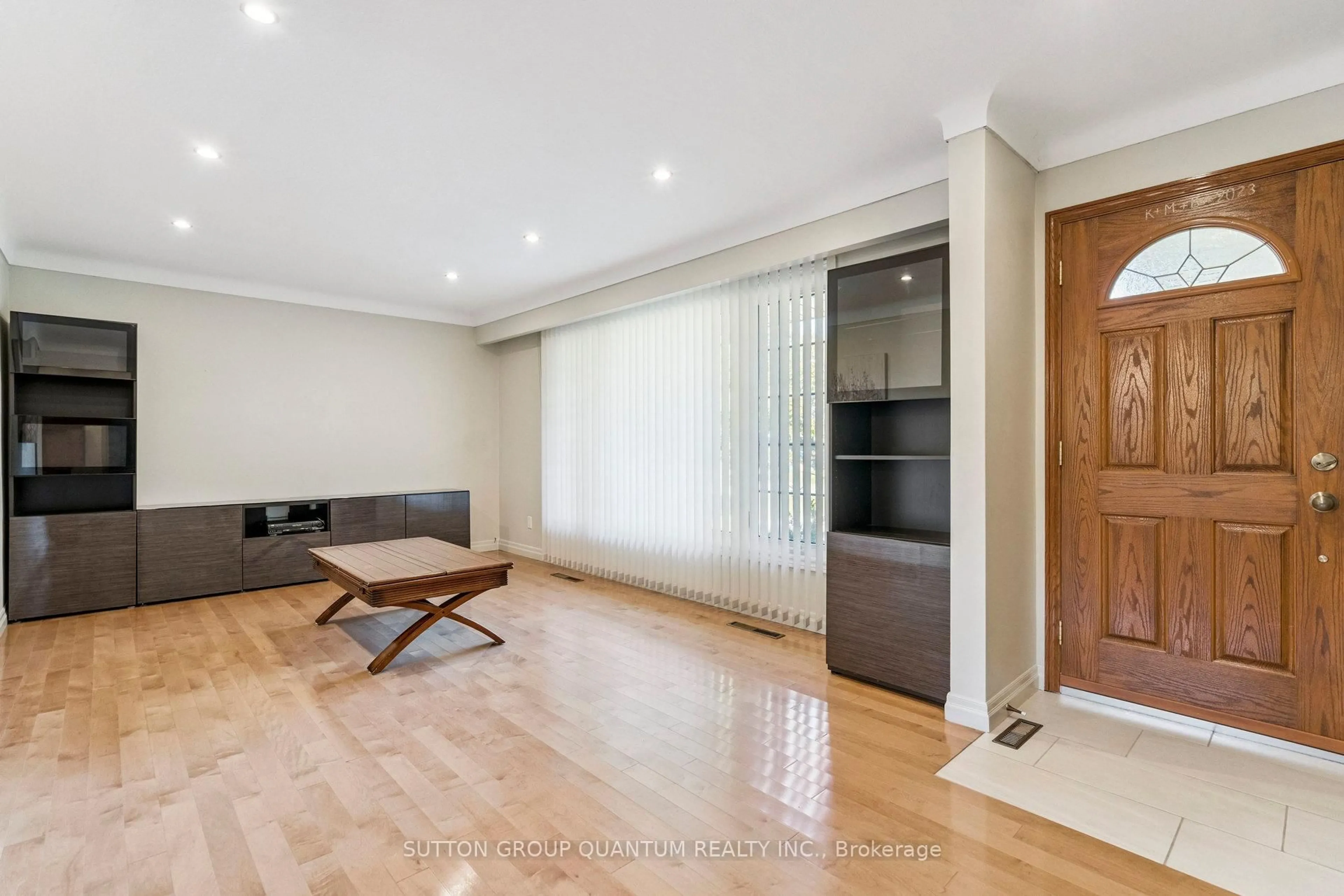 Living room with furniture, wood/laminate floor for 8 BERMUDA Dr, St. Catharines Ontario L2M 4E6