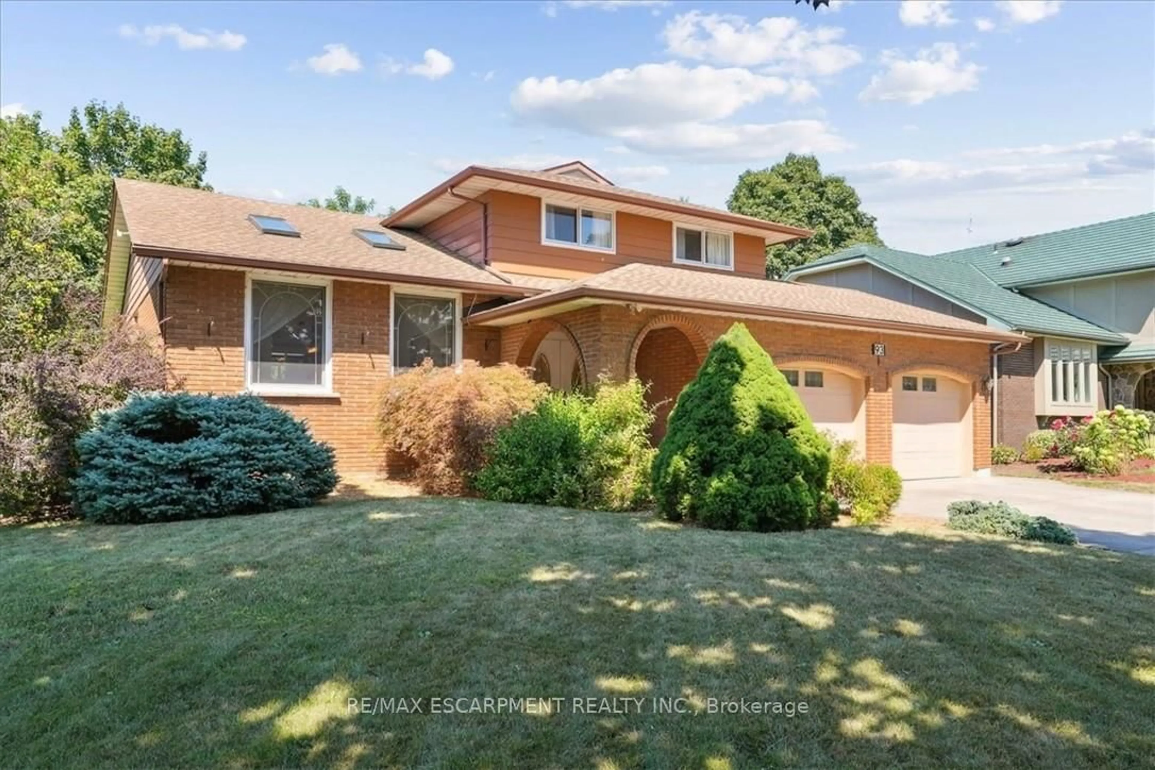 A pic from outside/outdoor area/front of a property/back of a property/a pic from drone, street for 93 Westgate Park Dr, St. Catharines Ontario L2N 5X1