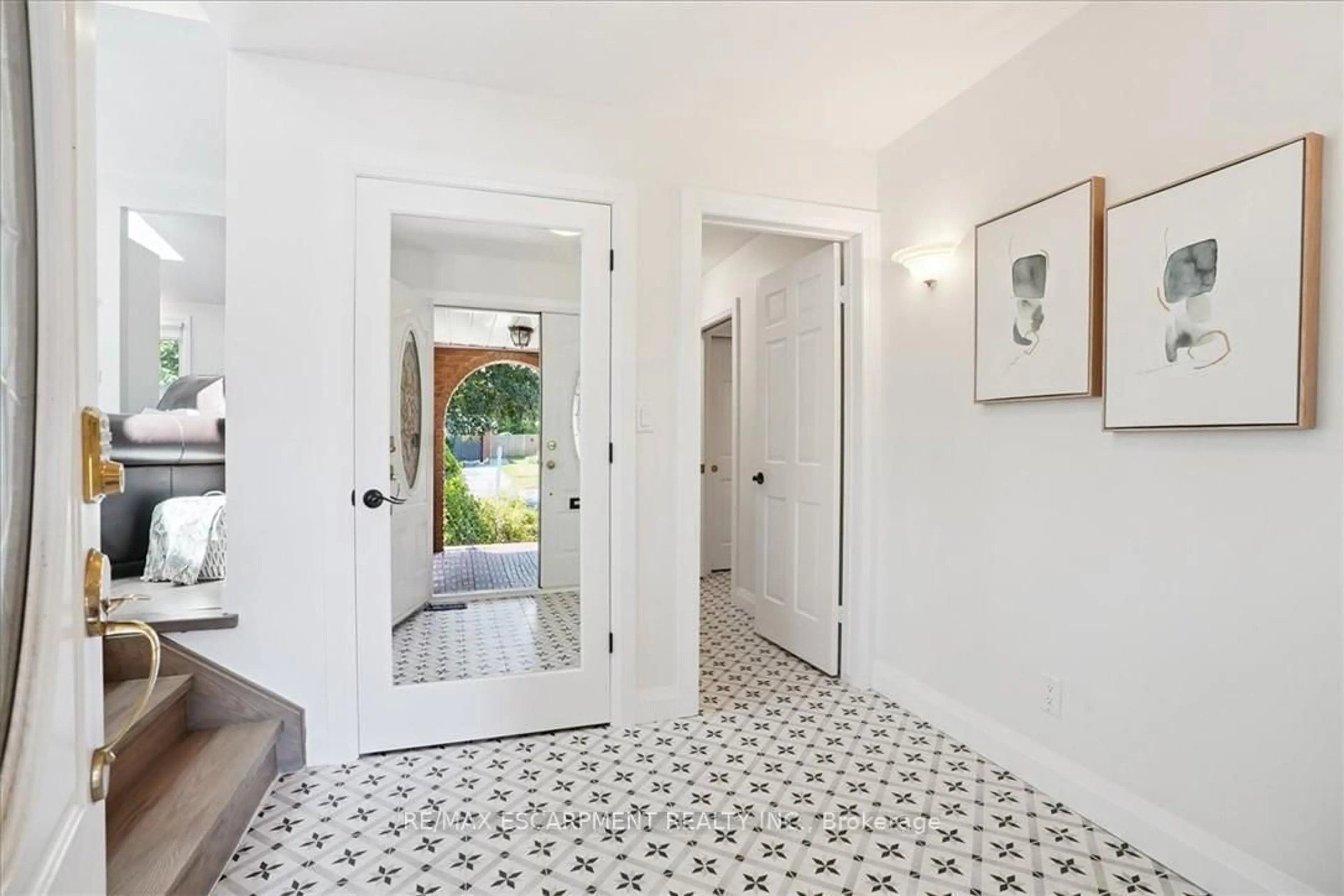 Indoor entryway for 93 Westgate Park Dr, St. Catharines Ontario L2N 5X1