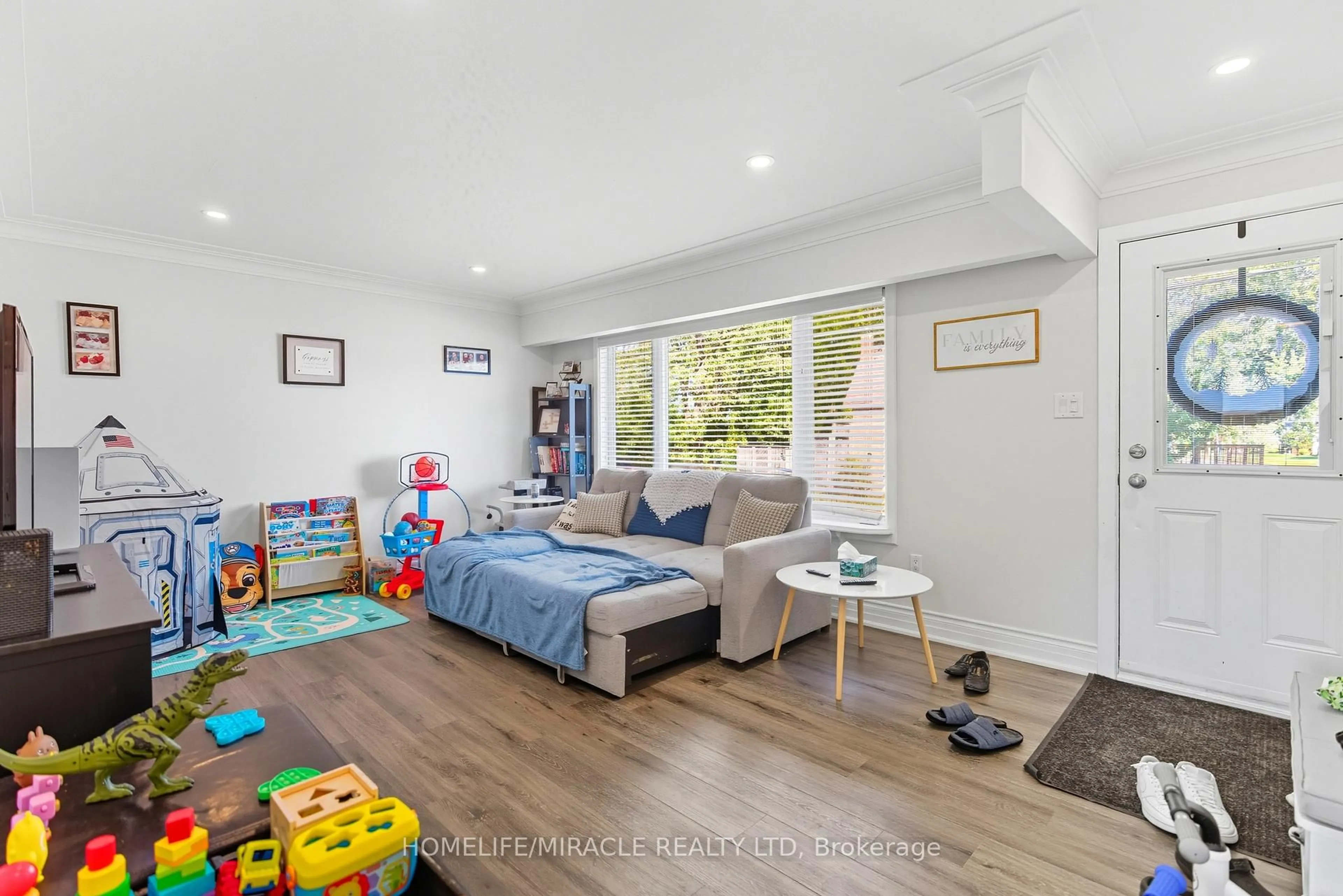 A pic of a room for 11 Rockwood Ave, St. Catharines Ontario L2P 1E3