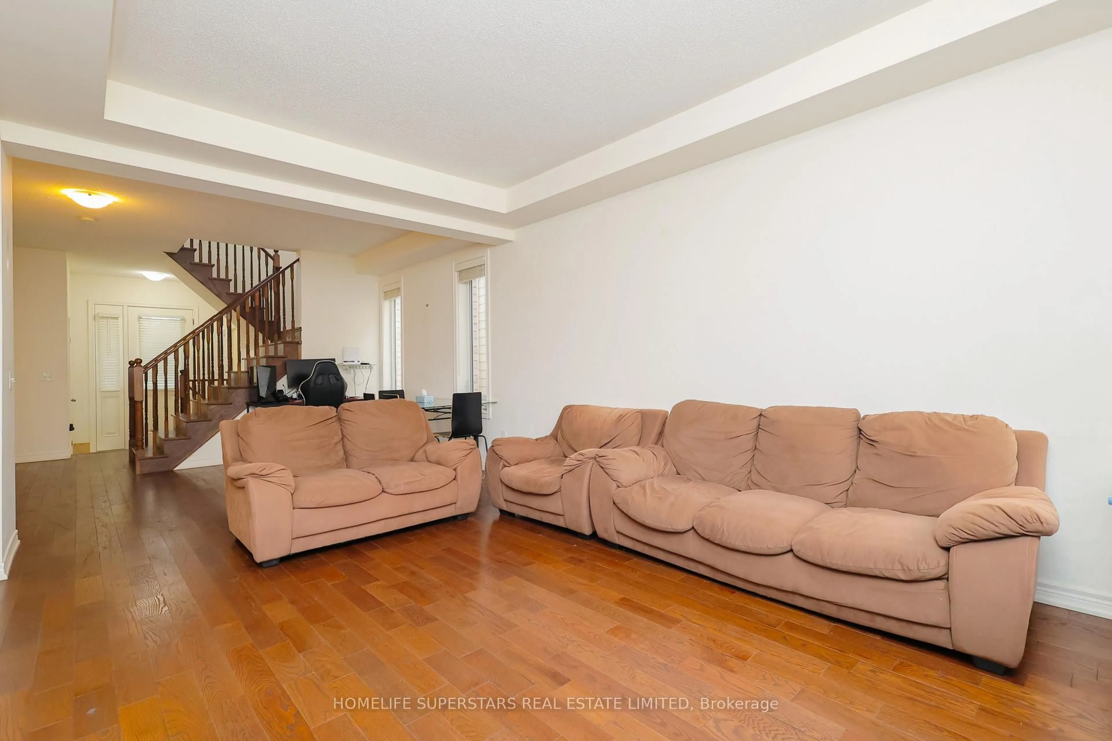 Living room with furniture, unknown for 7 White Ash Rd, Thorold Ontario L2V 5G5