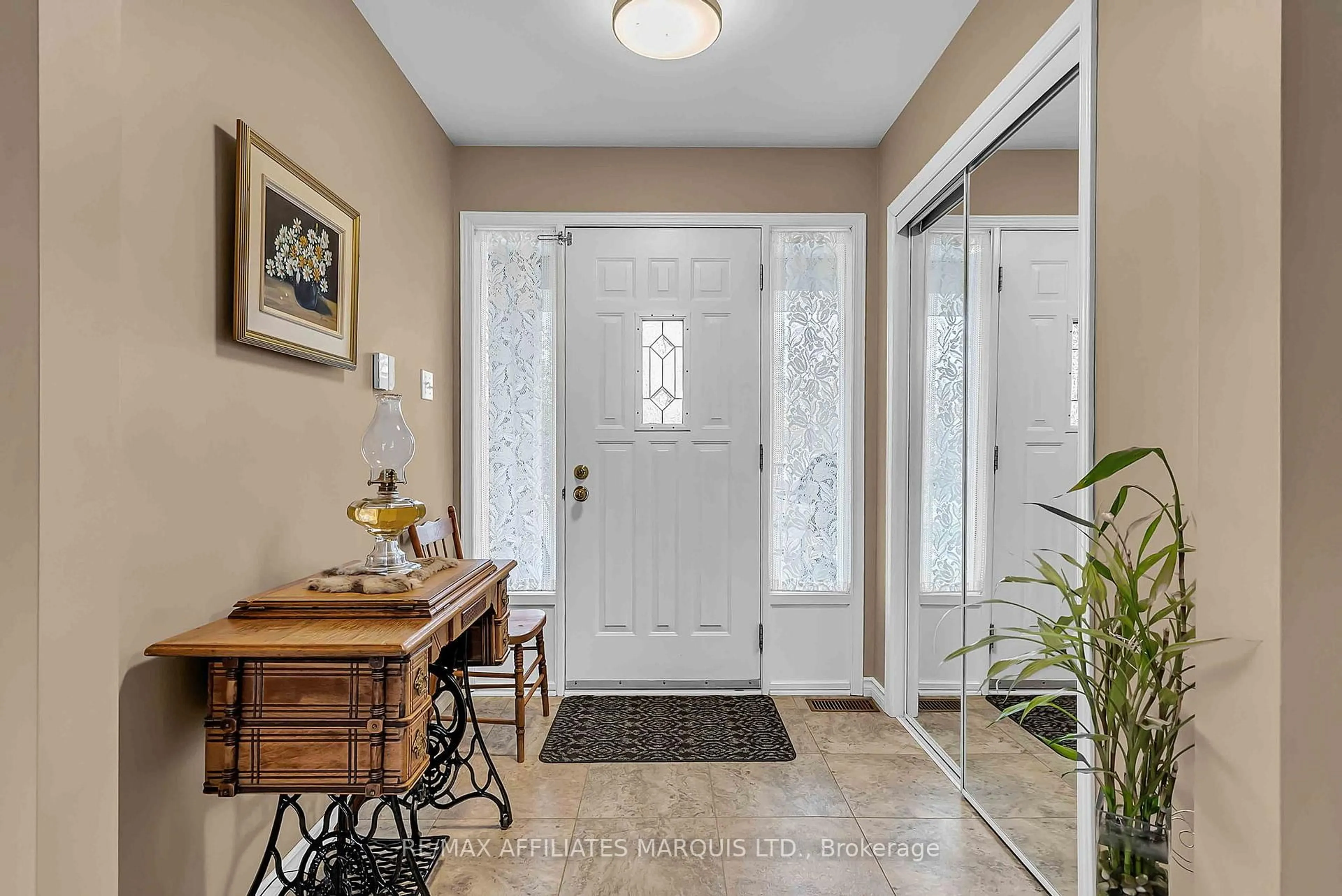 Indoor entryway for 724 Jase St, Cornwall Ontario K6H 7E3