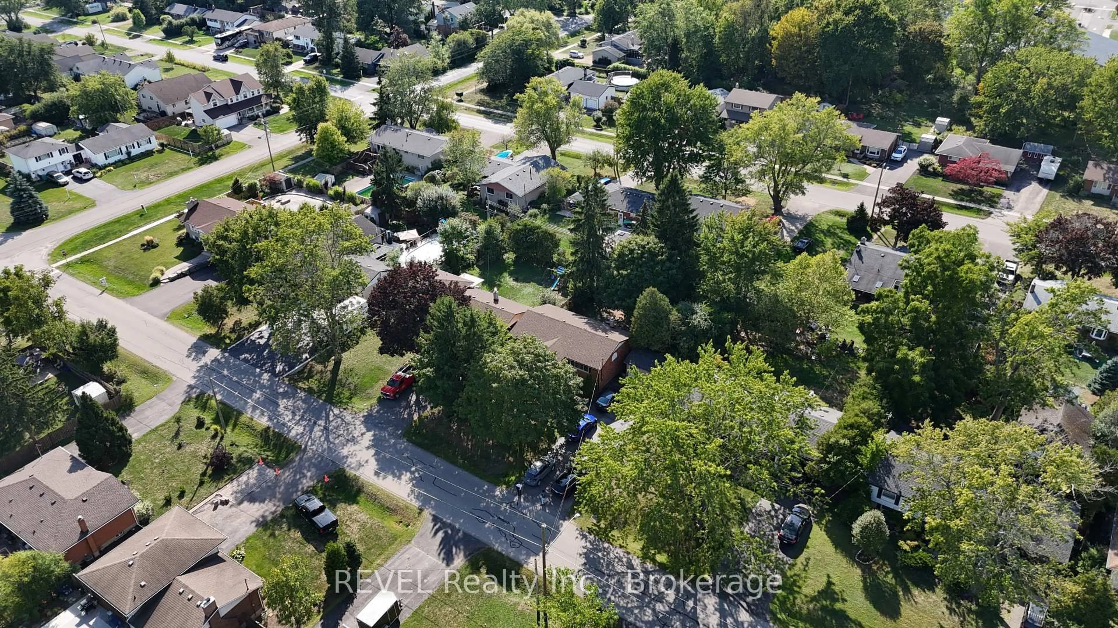 A pic from outside/outdoor area/front of a property/back of a property/a pic from drone, street for 747 Parkdale Ave, Fort Erie Ontario L2A 5B7