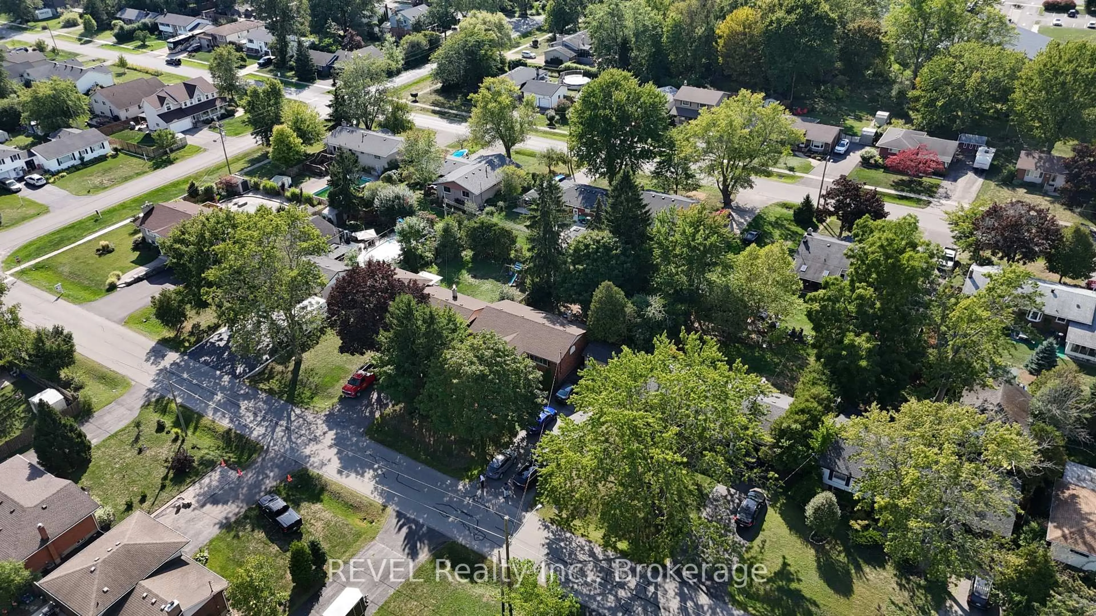 A pic from outside/outdoor area/front of a property/back of a property/a pic from drone, street for 747 Parkdale Ave, Fort Erie Ontario L2A 5B7
