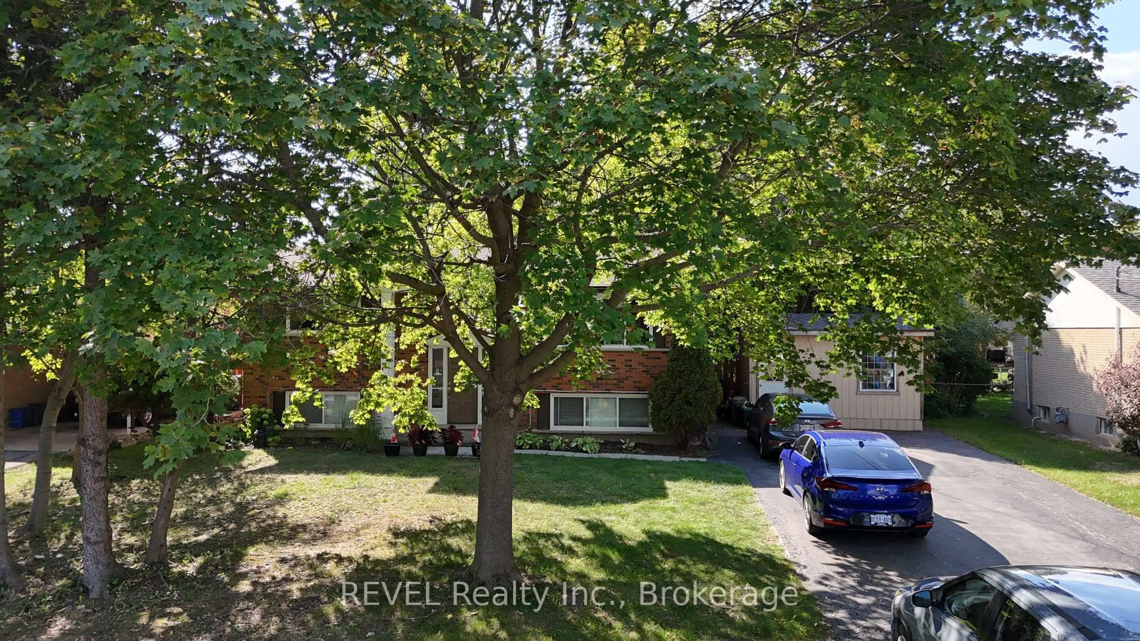 A pic from outside/outdoor area/front of a property/back of a property/a pic from drone, street for 747 Parkdale Ave, Fort Erie Ontario L2A 5B7