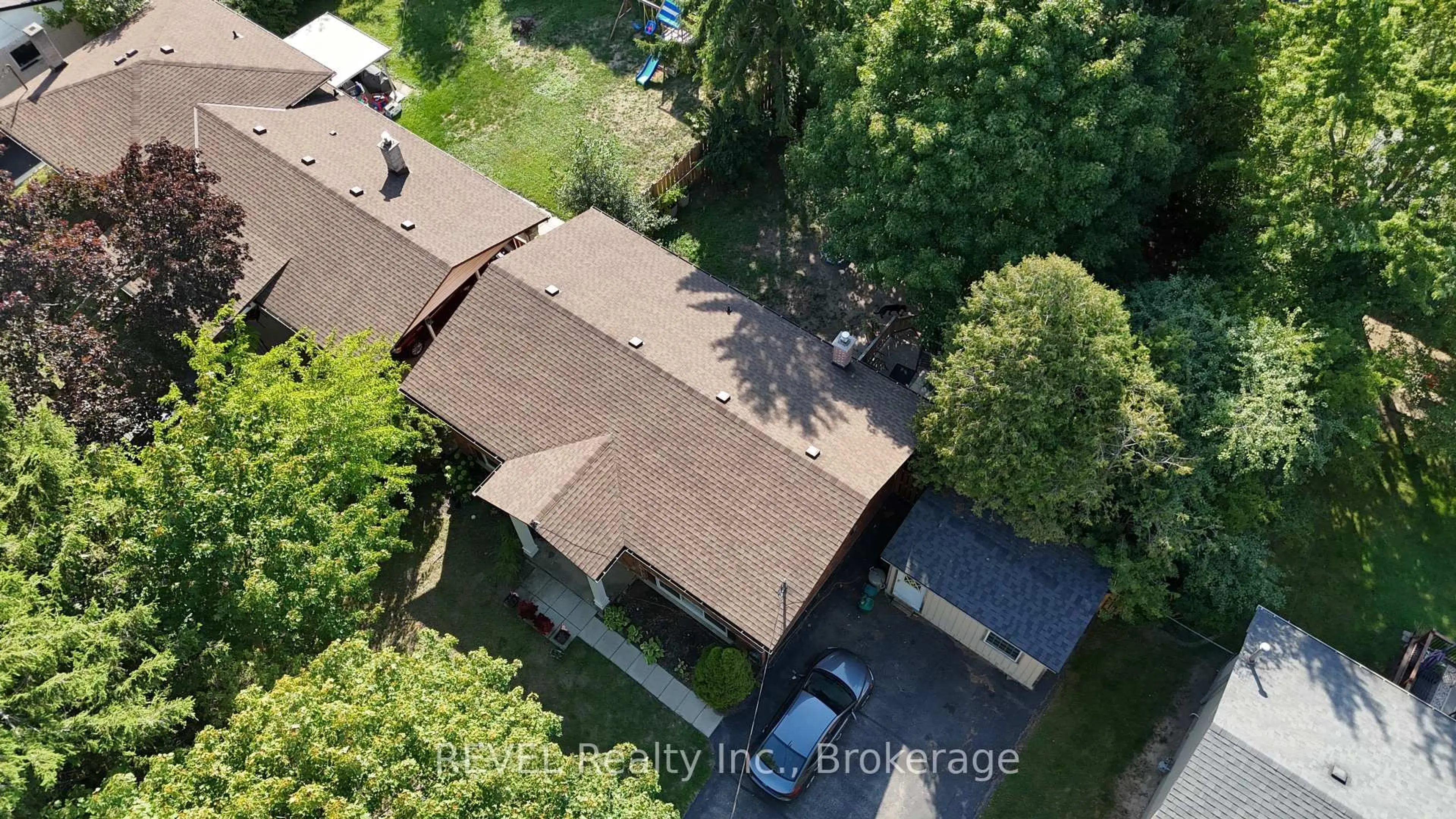 A pic from outside/outdoor area/front of a property/back of a property/a pic from drone, street for 747 Parkdale Ave, Fort Erie Ontario L2A 5B7