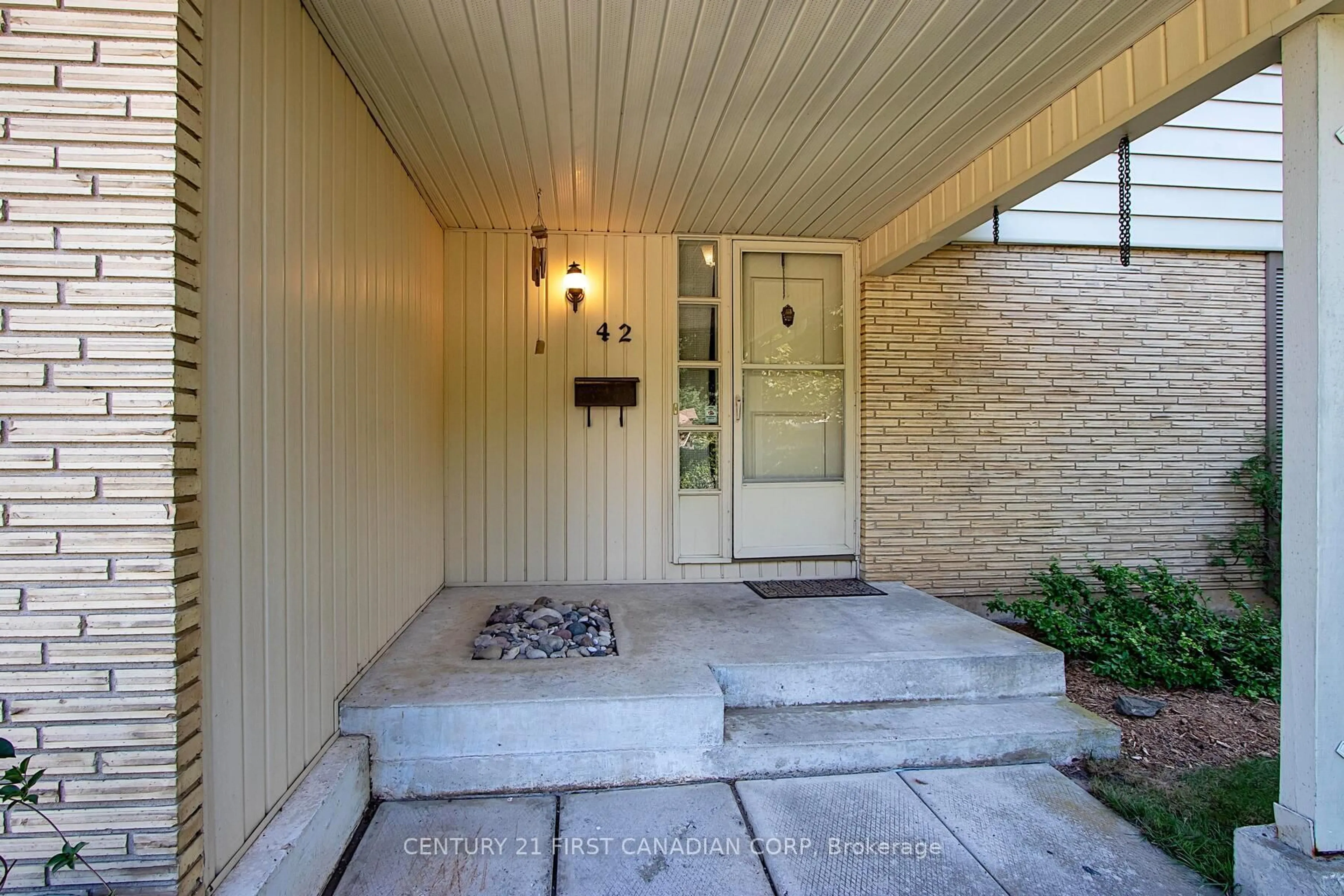 Indoor entryway for 42 Naomee Cres, London North Ontario N6H 3T4