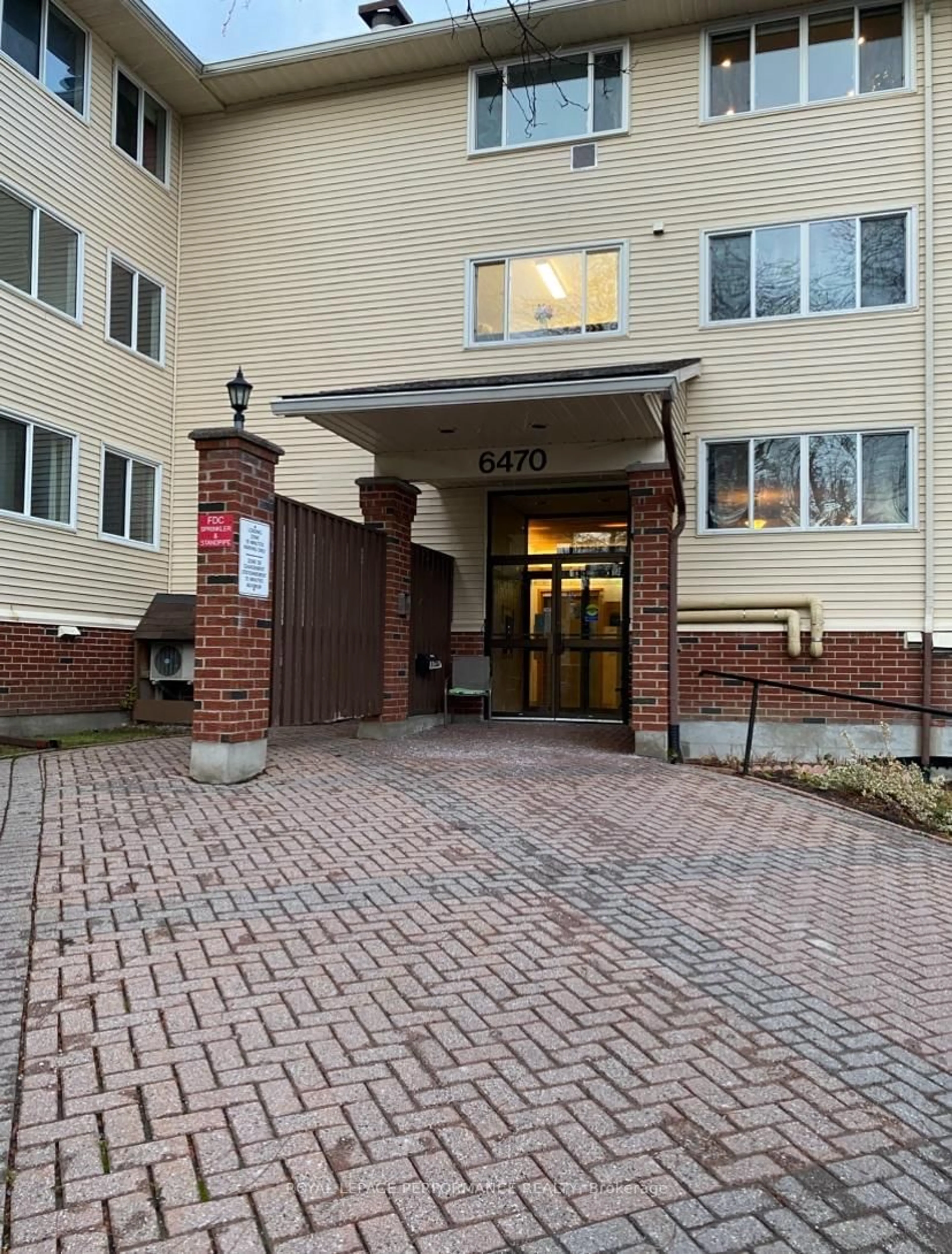 Indoor foyer for 6470 Bilberry Dr #112, Ottawa Ontario K1C 4P1