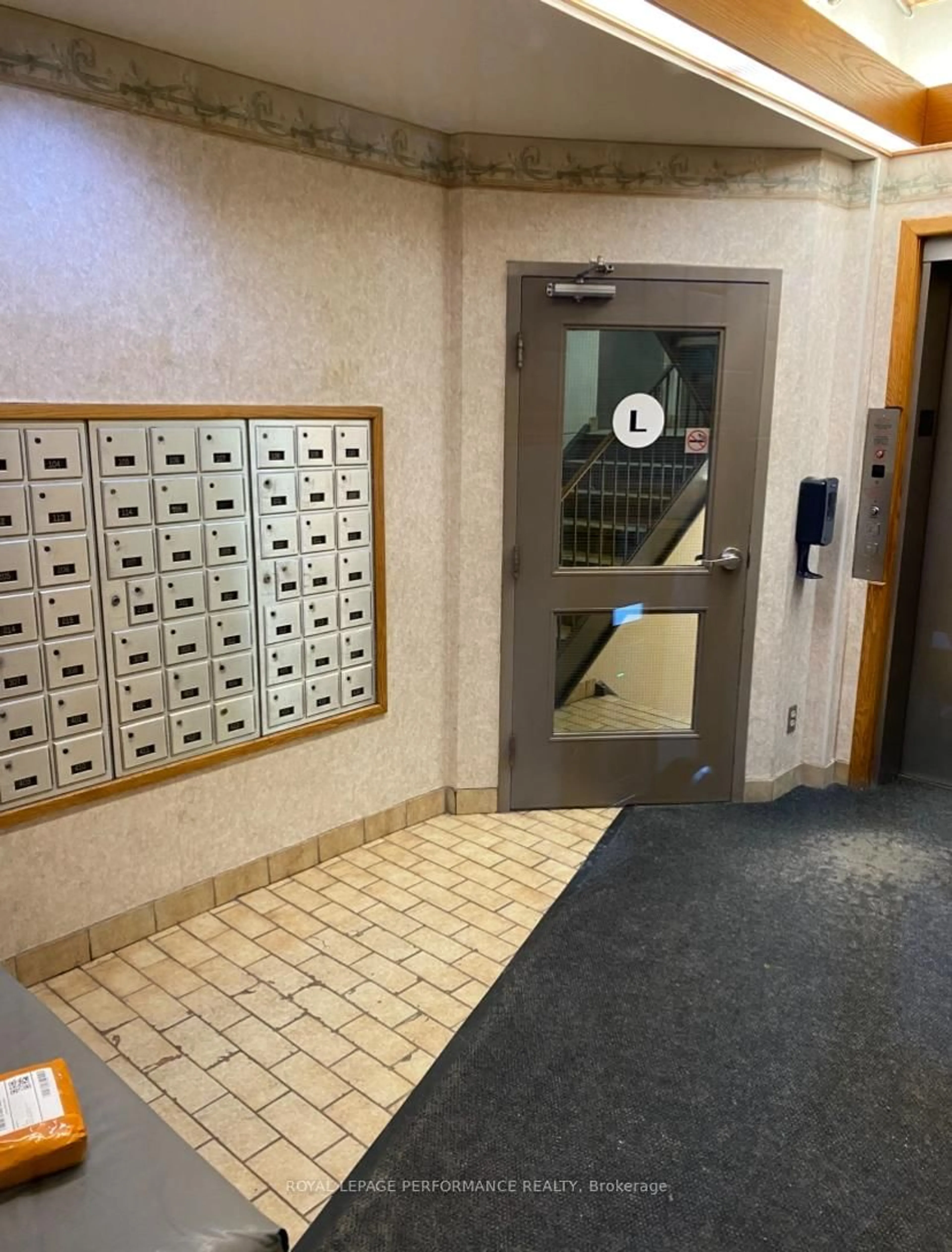 Indoor foyer for 6470 Bilberry Dr #112, Ottawa Ontario K1C 4P1