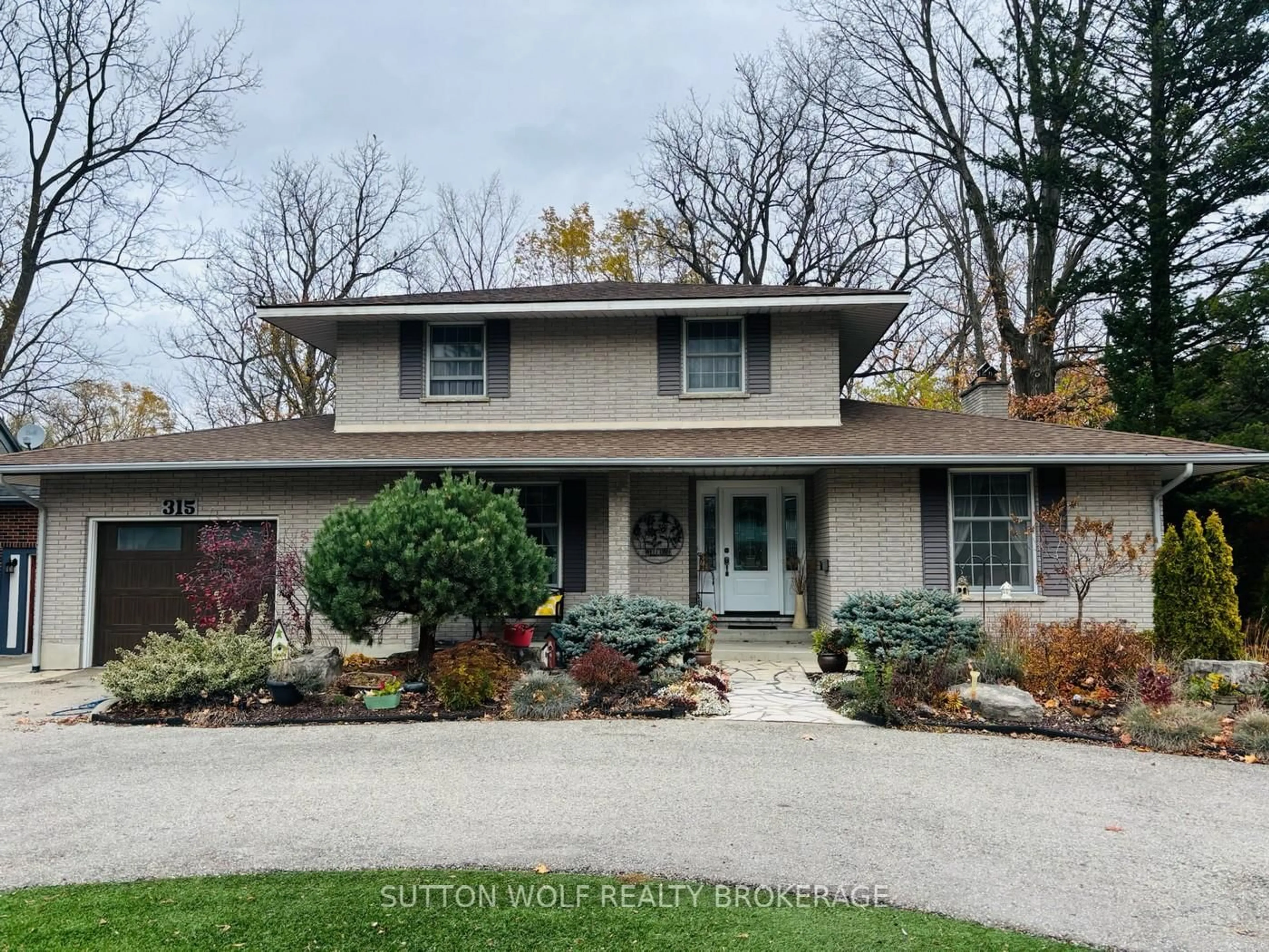 Home with vinyl exterior material, street for 315 Caradoc St, Strathroy-Caradoc Ontario N7G 2N1