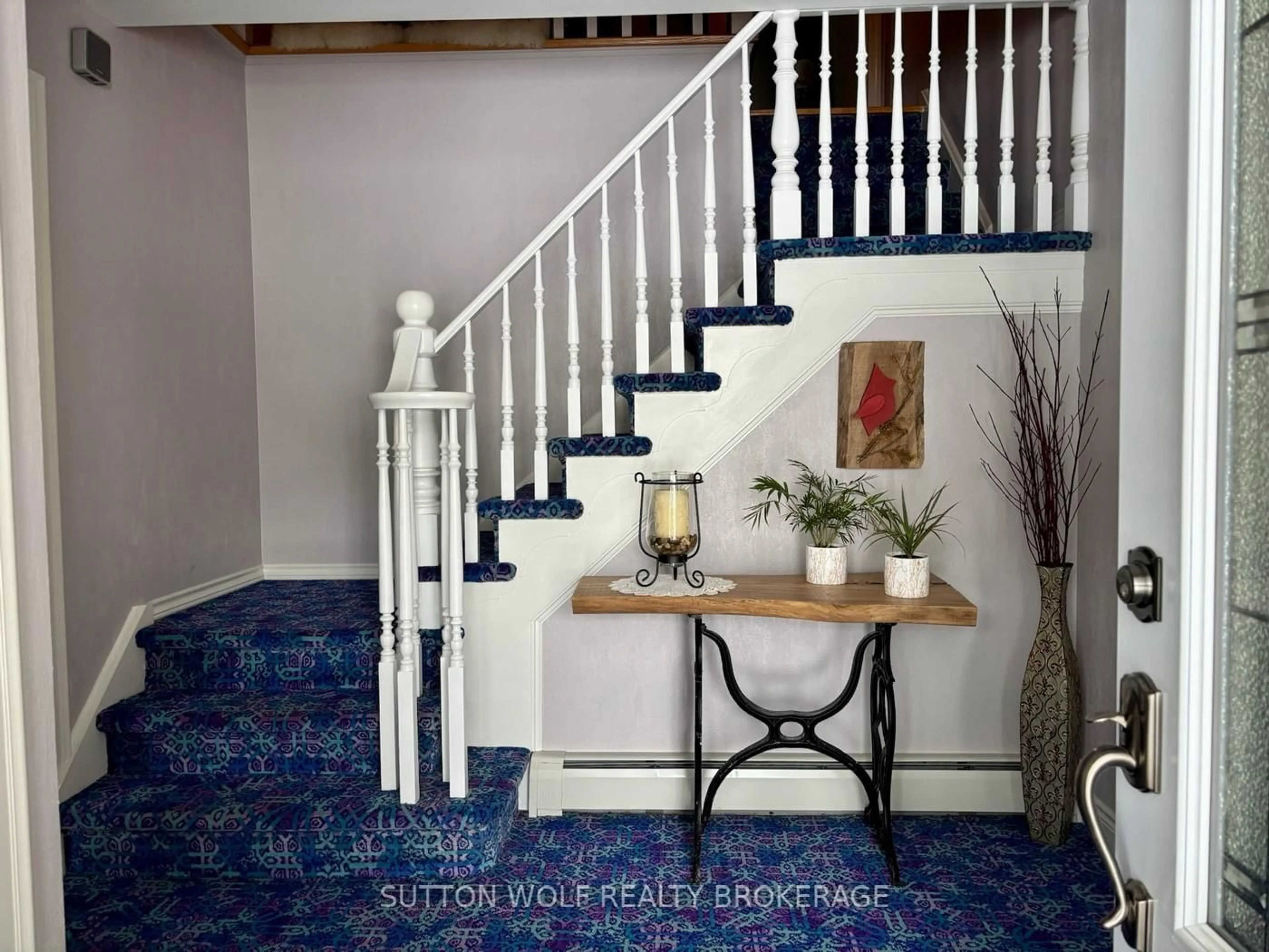 Indoor entryway for 315 Caradoc St, Strathroy-Caradoc Ontario N7G 2N1