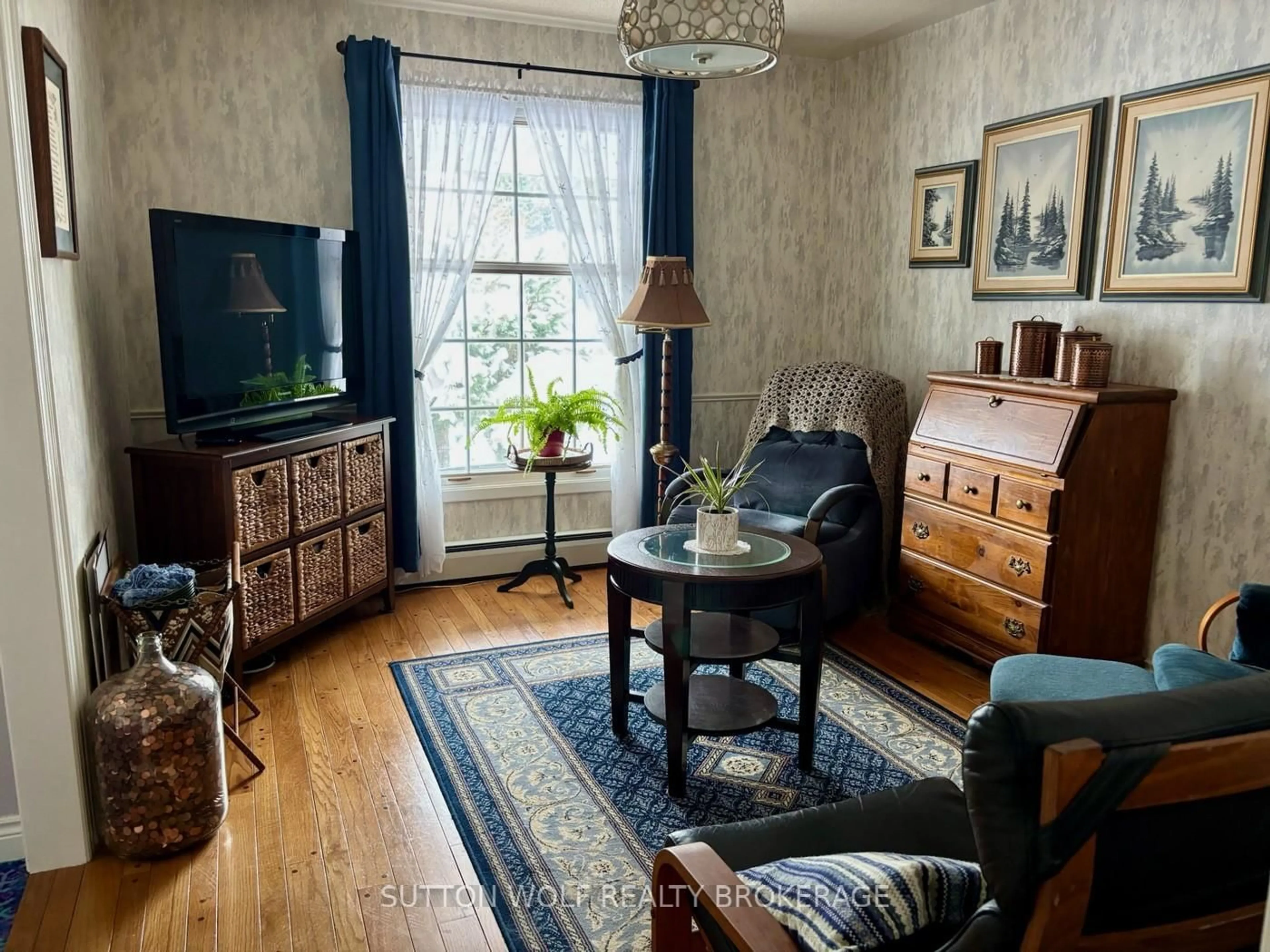 Living room with furniture, wood/laminate floor for 315 Caradoc St, Strathroy-Caradoc Ontario N7G 2N1