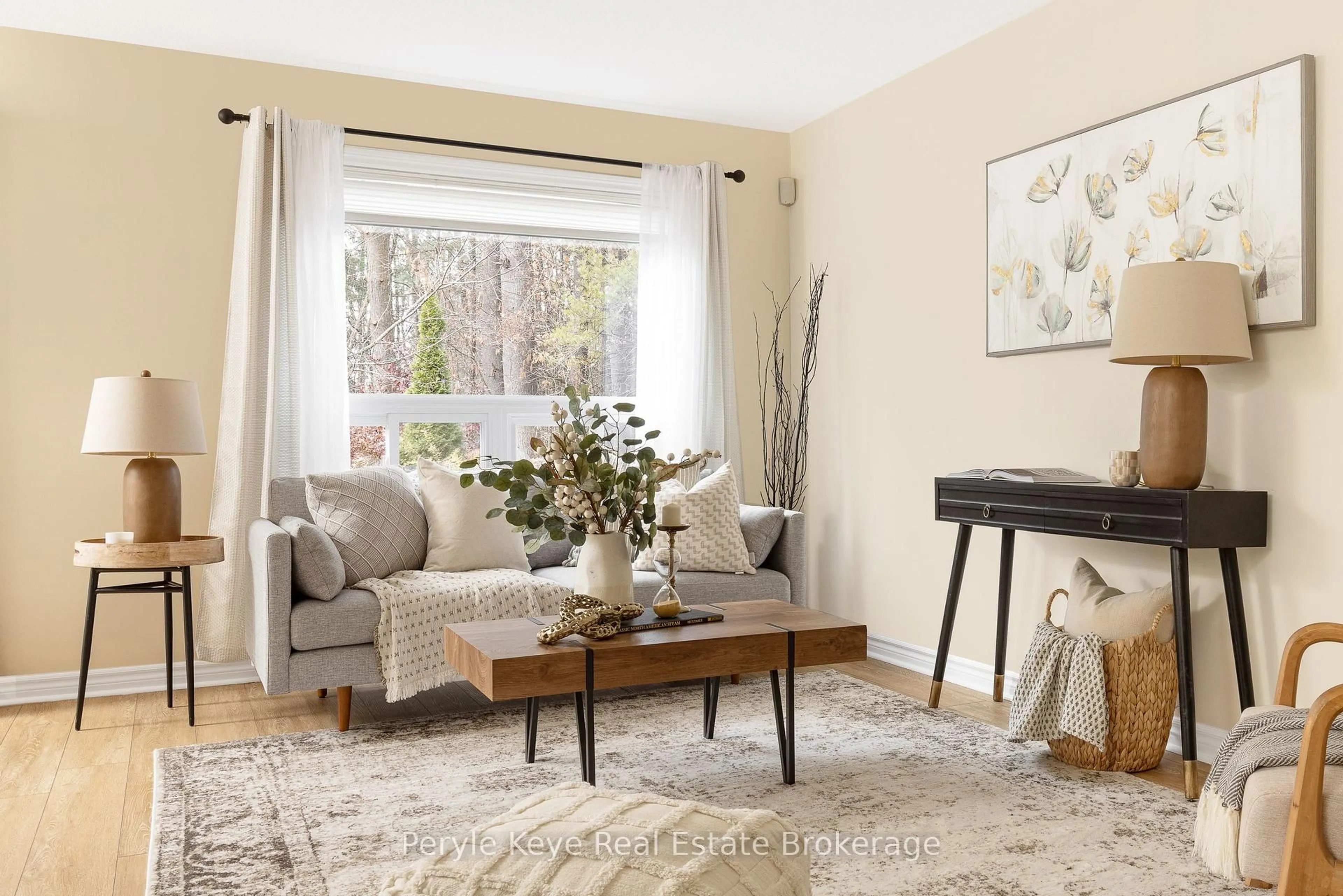 Living room with furniture, wood/laminate floor for 143 Pine St, Bracebridge Ontario P1L 2H8