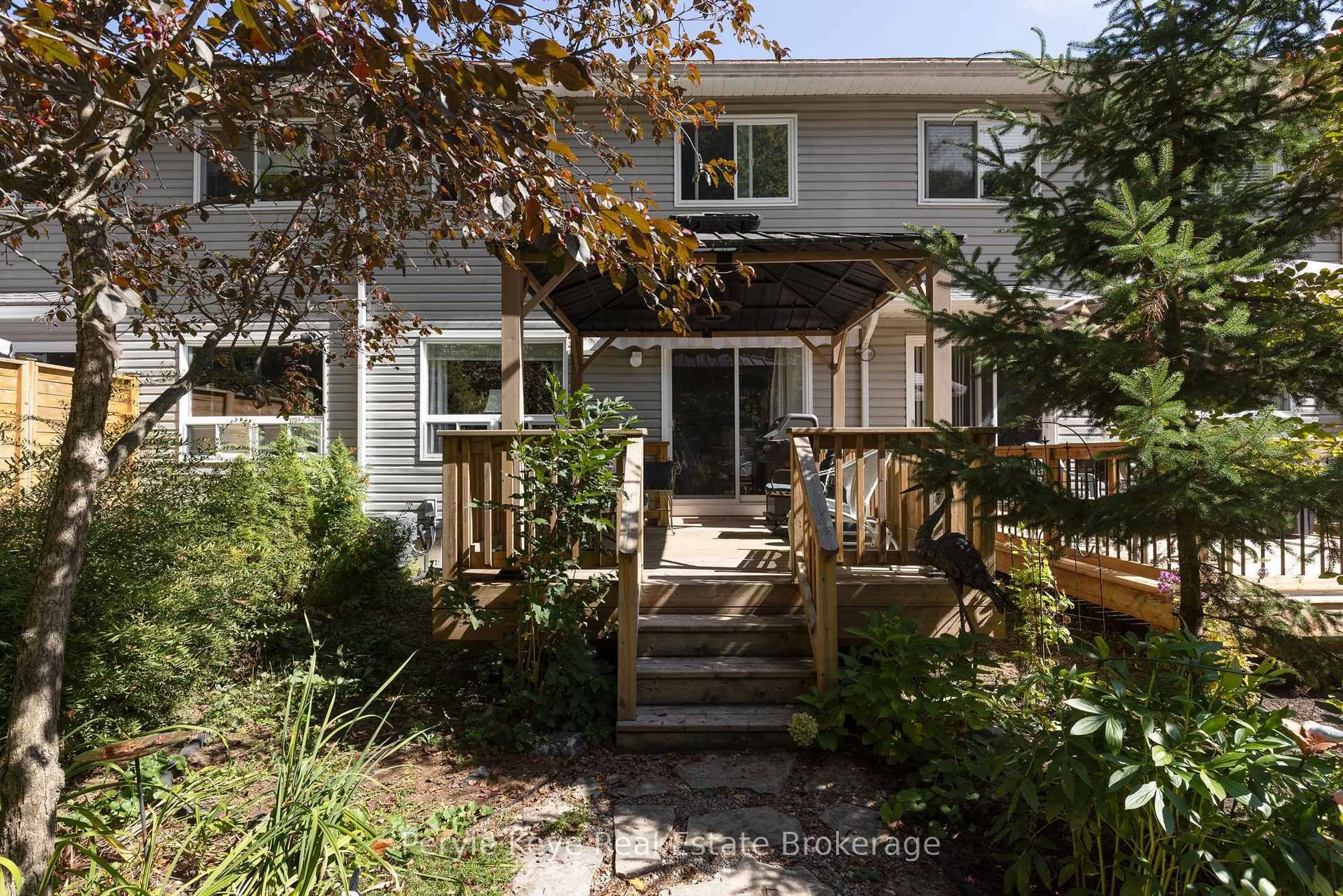 Patio, street for 143 Pine St, Bracebridge Ontario P1L 2H8