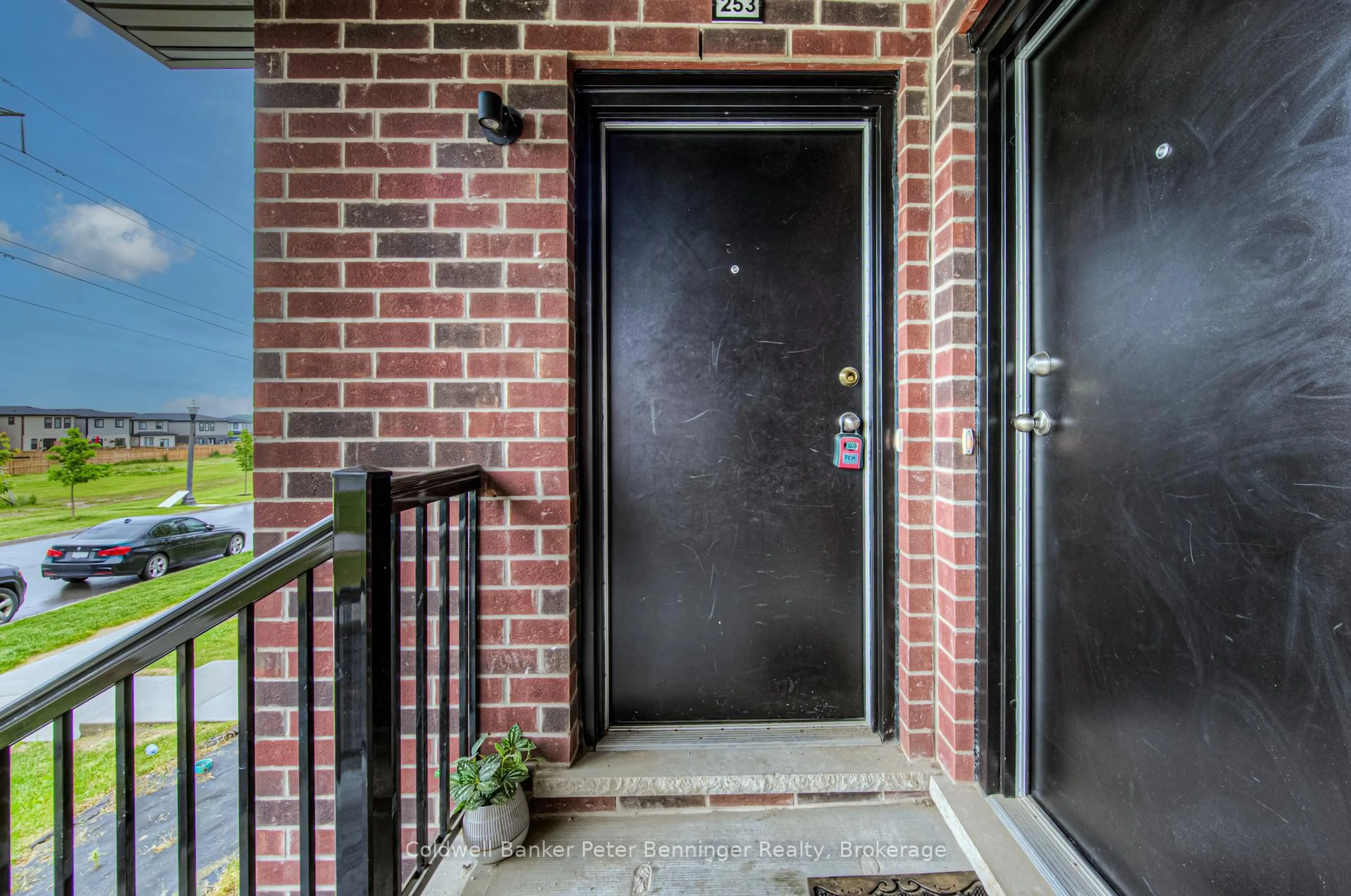 Indoor entryway for 253 Chapel Hill Dr, Kitchener Ontario N2R 0S4