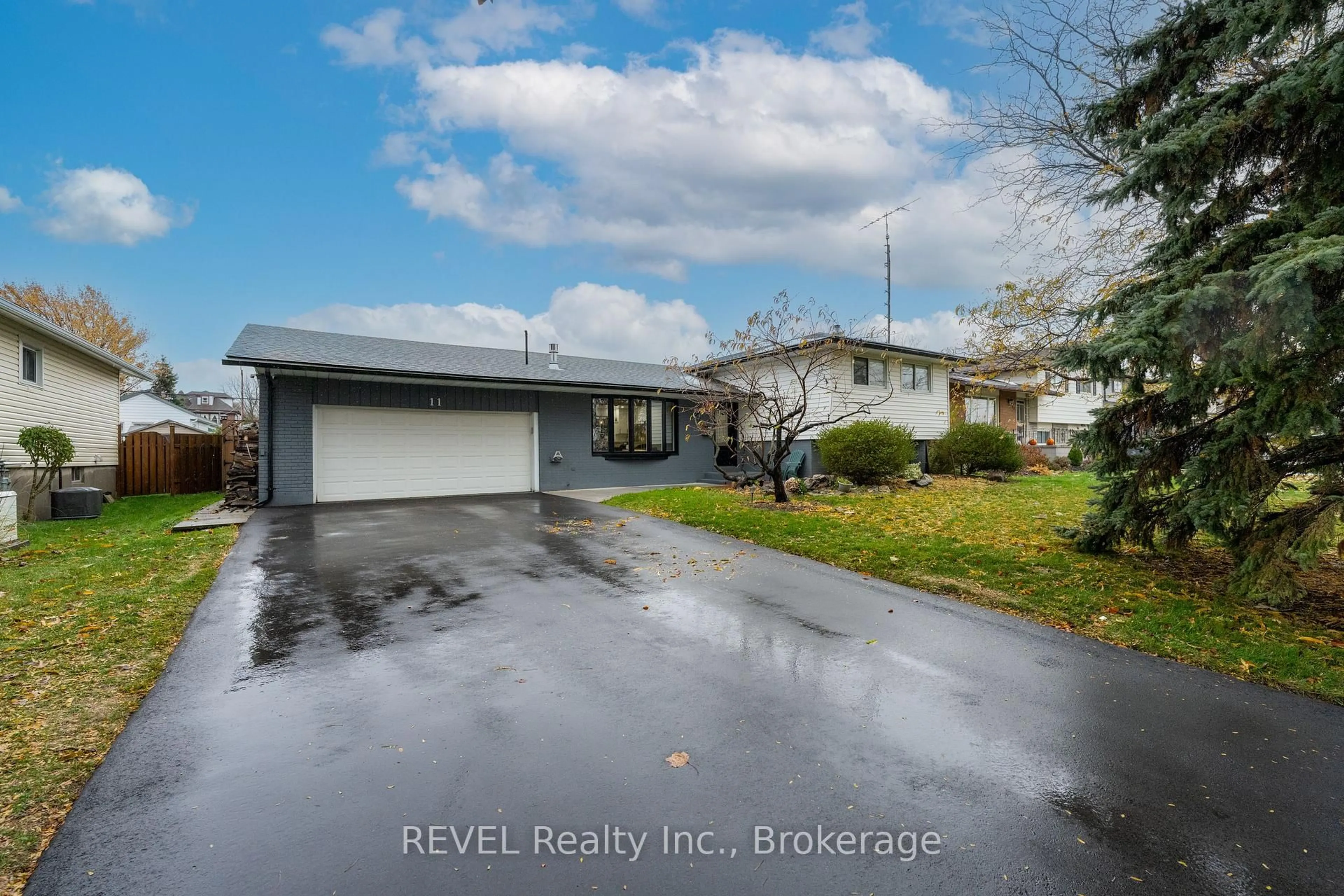 A pic from outside/outdoor area/front of a property/back of a property/a pic from drone, water/lake/river/ocean view for 11 Lindbergh Dr, Fort Erie Ontario L2A 2Z5