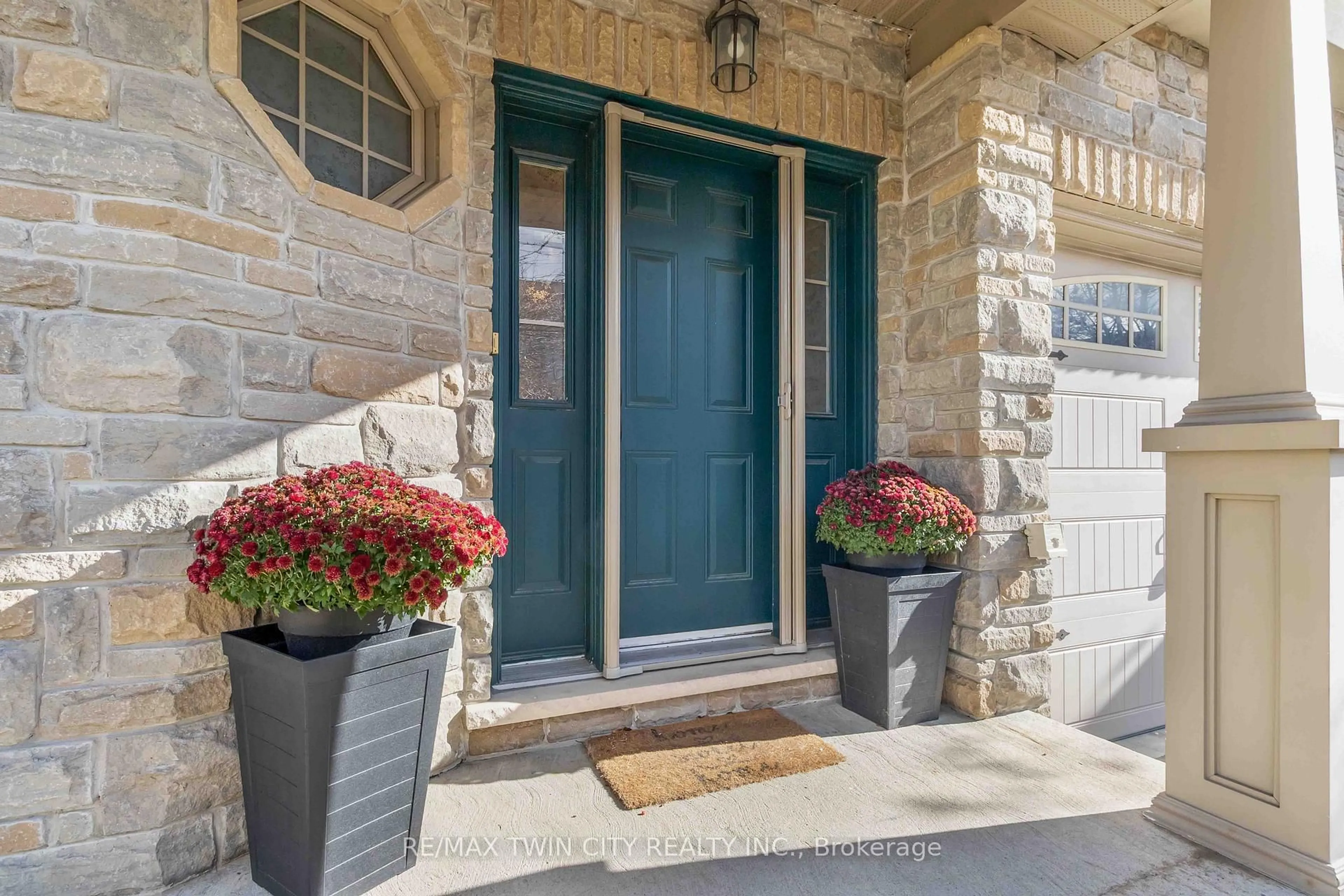 Indoor entryway for 12 Brantwood Park Rd #D2, Brantford Ontario N3P 1G2