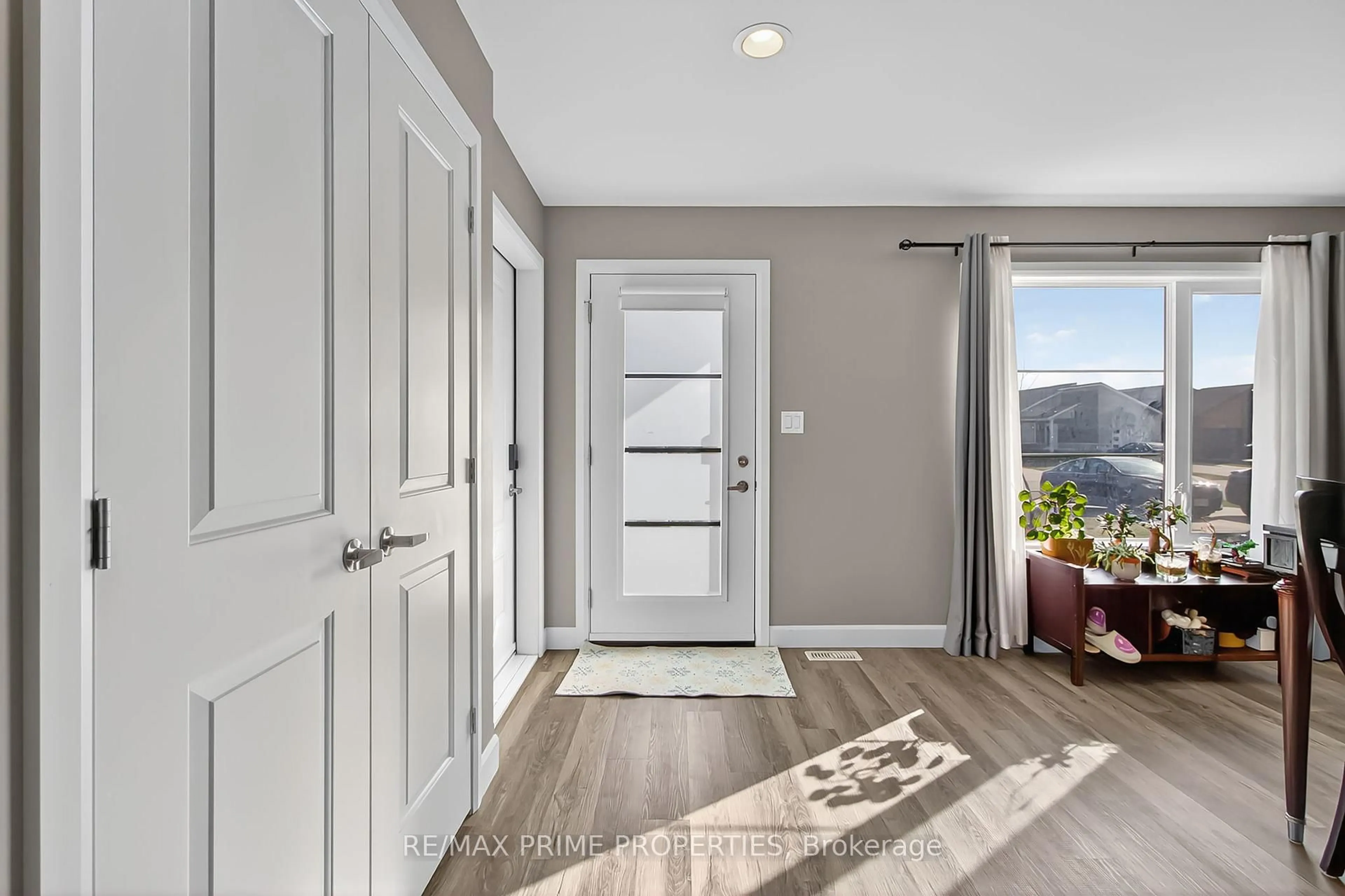 Indoor entryway for 110 Moonstone Cres, Chatham-Kent Ontario N7M 0S2