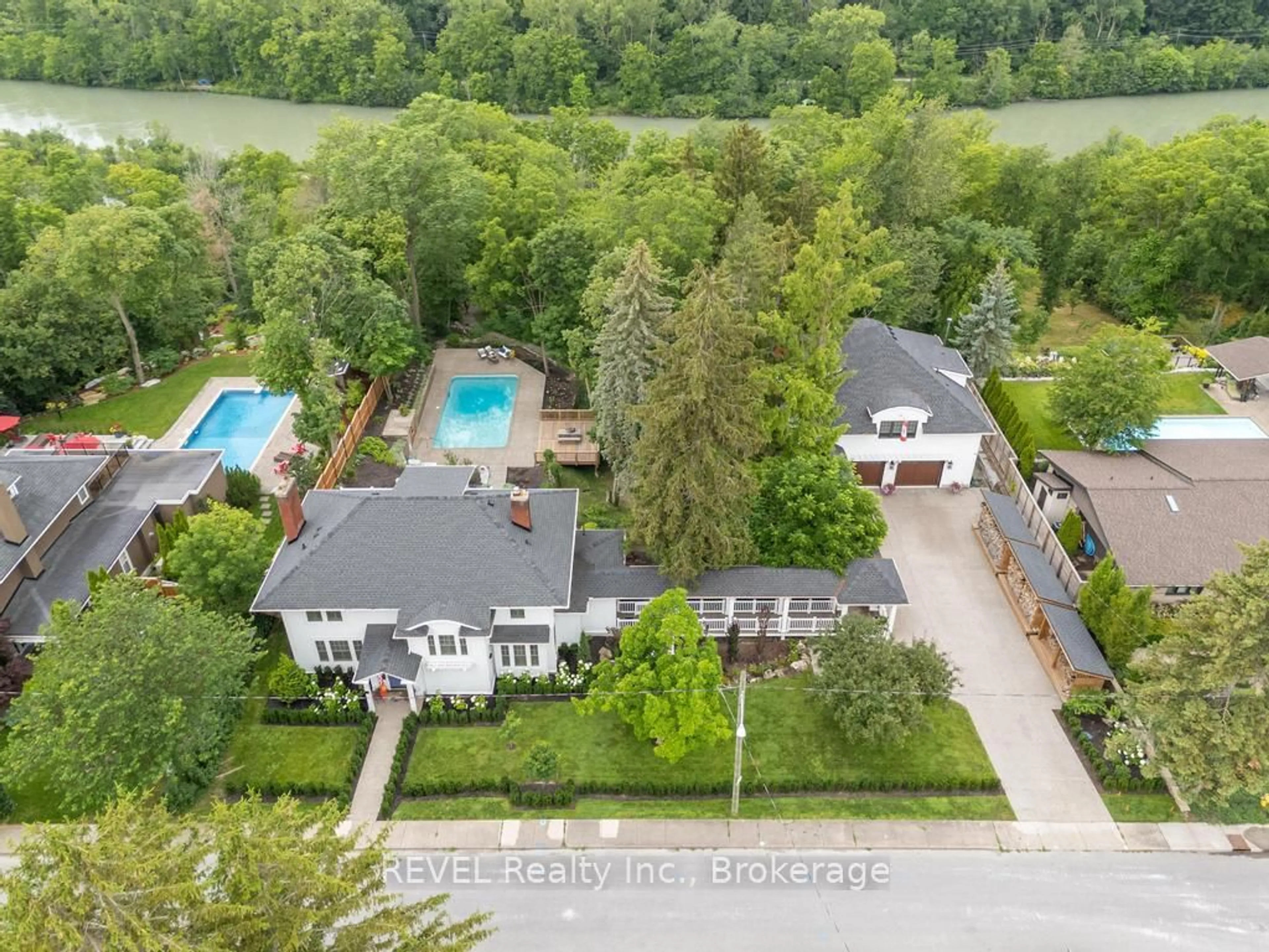 A pic from outside/outdoor area/front of a property/back of a property/a pic from drone, water/lake/river/ocean view for 50 Hillcrest Ave, St. Catharines Ontario L2R 4Y1