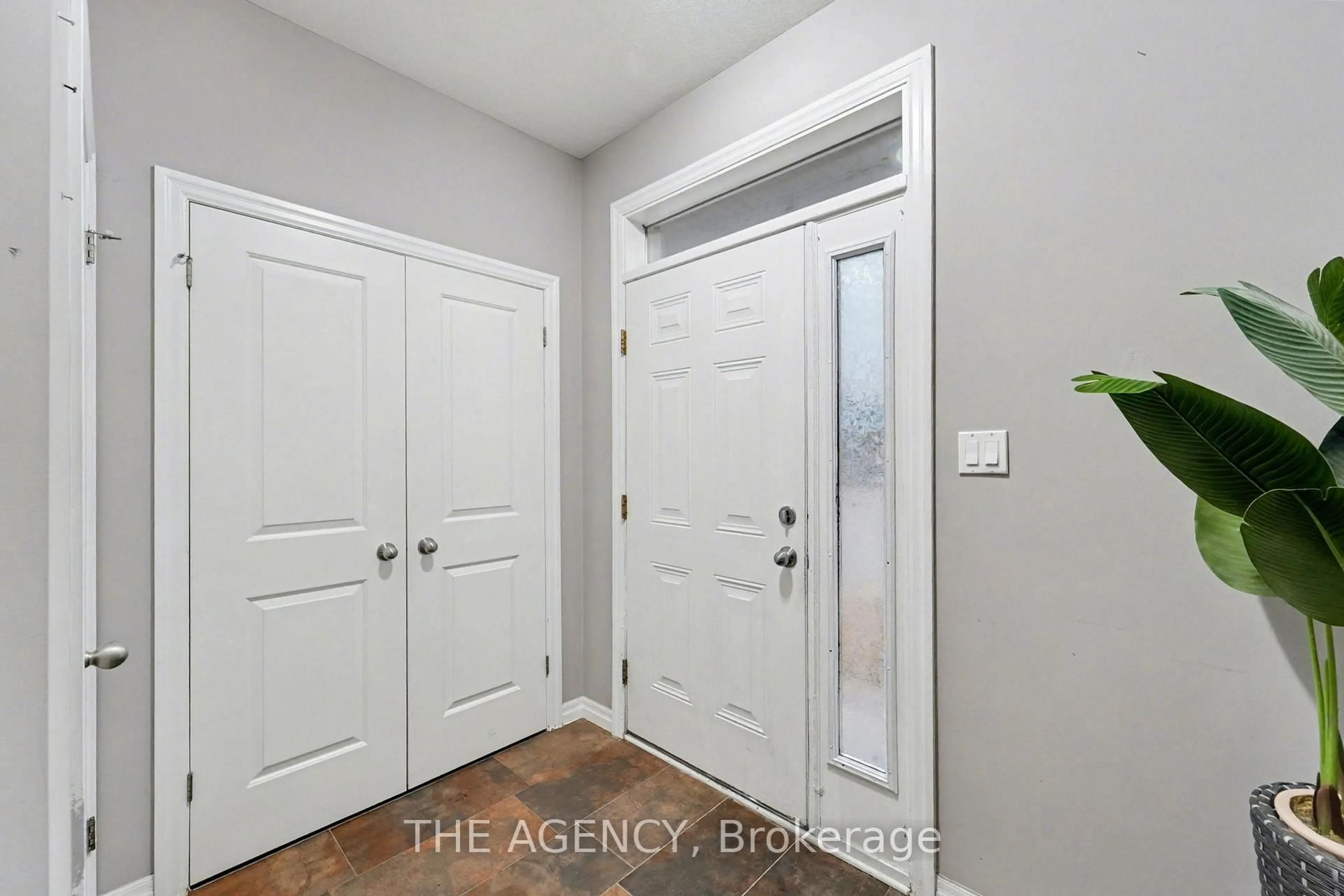 Indoor entryway for 112 N Centre Rd #59, London North Ontario N5X 0G9
