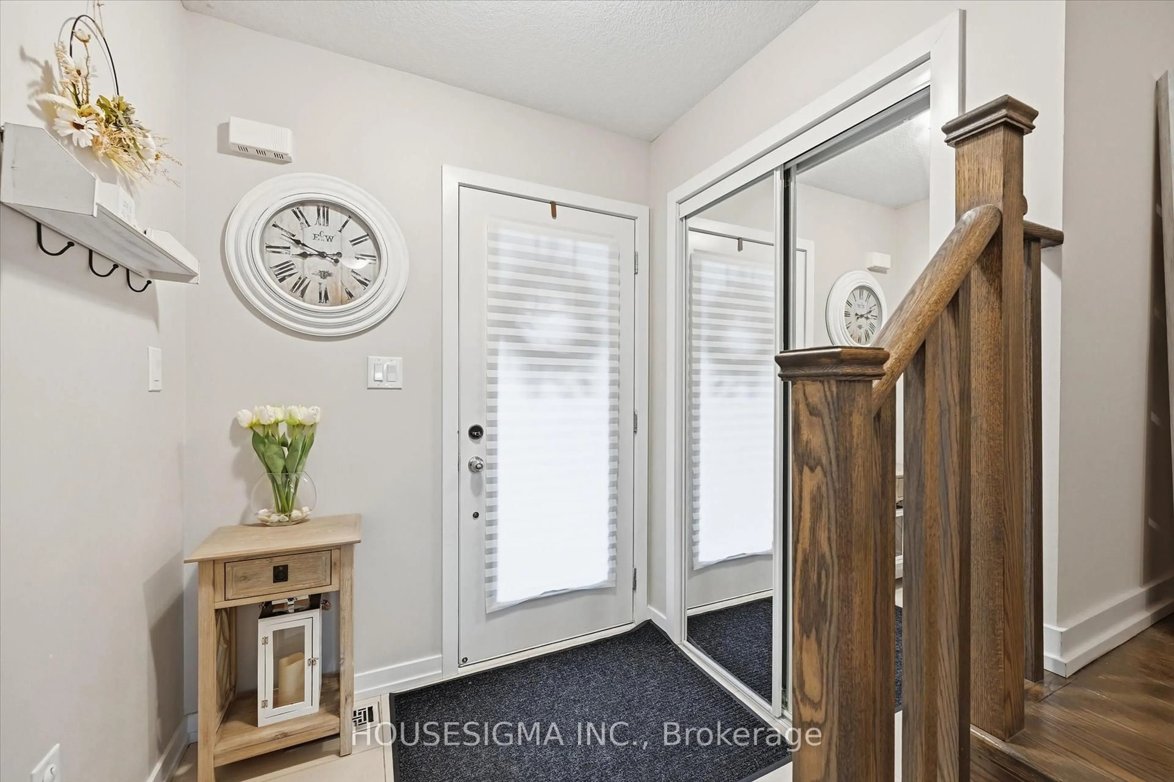 Indoor entryway for 116 Scarletwood St, Hamilton Ontario L8J 0K8