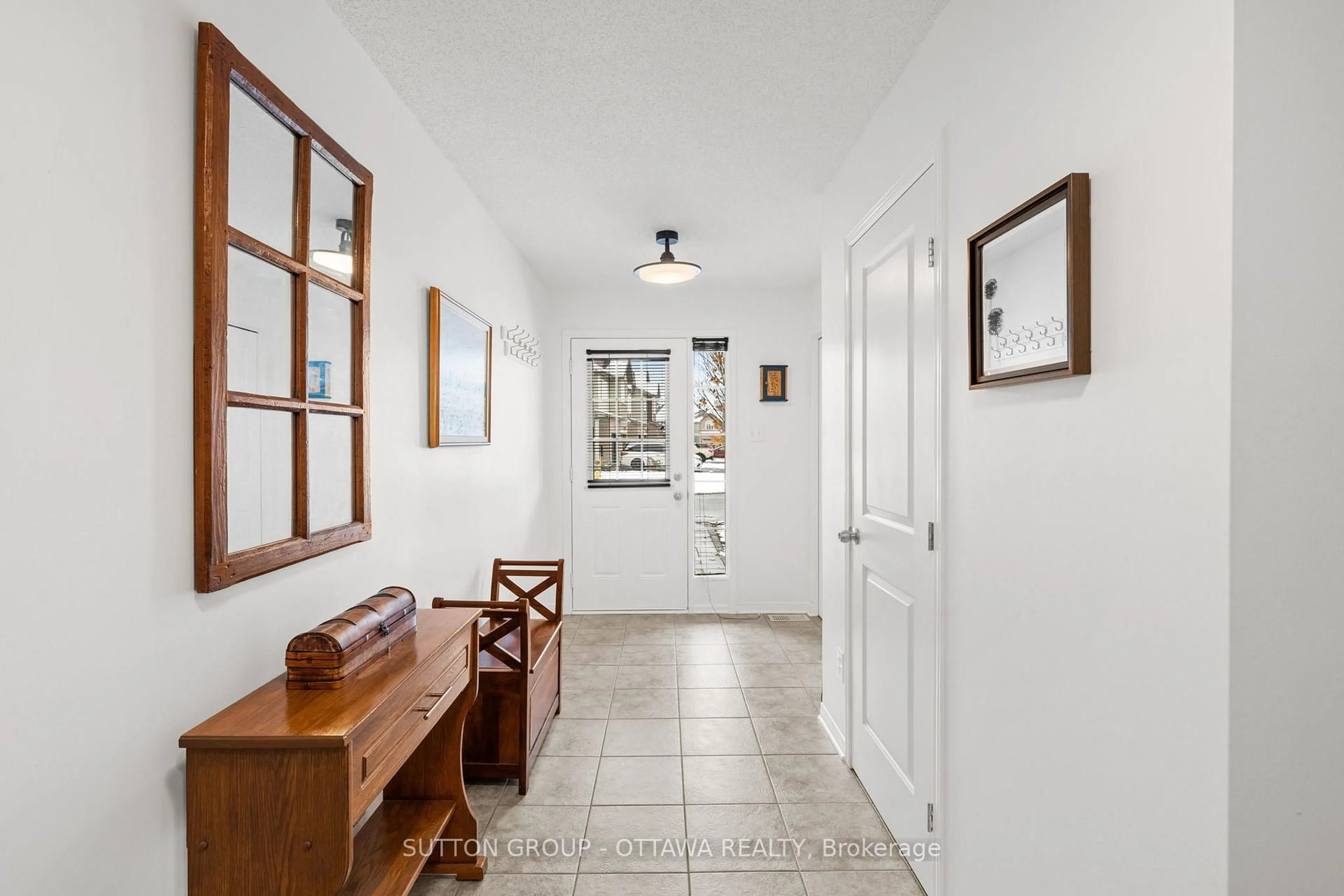 Indoor foyer for 225 Vision St, Ottawa Ontario K4M 0B5