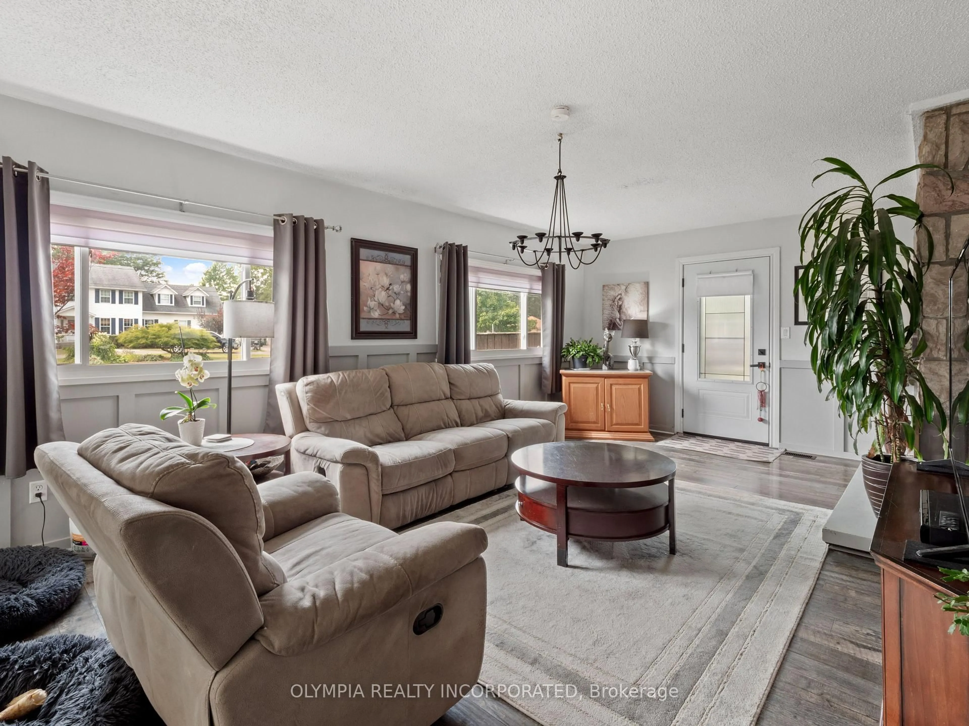 Living room with furniture, unknown for 1354 Englewood Ave, Fort Erie Ontario L2A 3A6