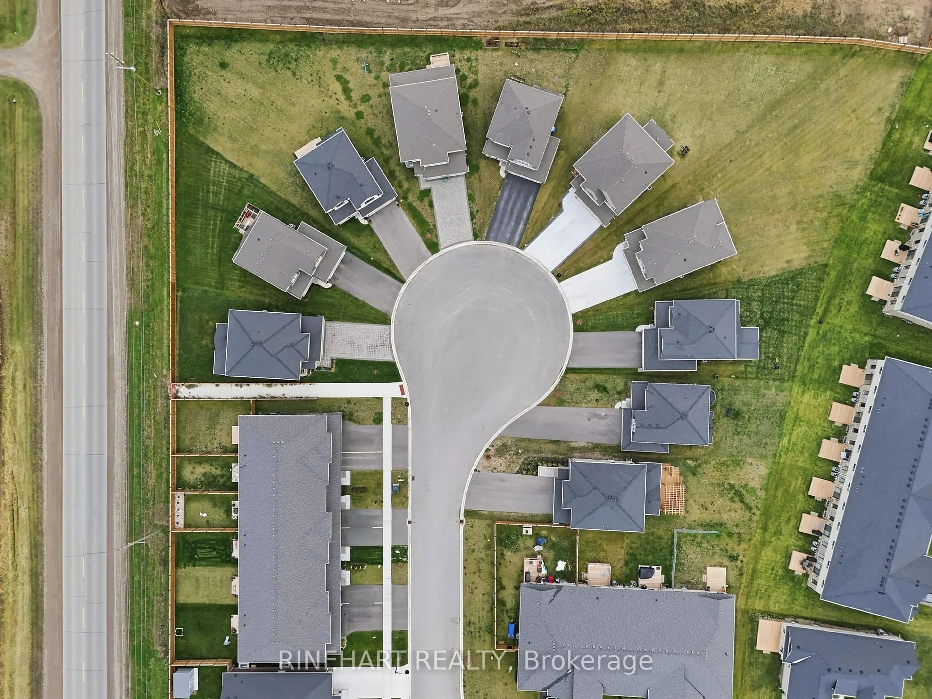 A pic from outside/outdoor area/front of a property/back of a property/a pic from drone, street for 37 Evylean Crt, St. Thomas Ontario N5R 0P6