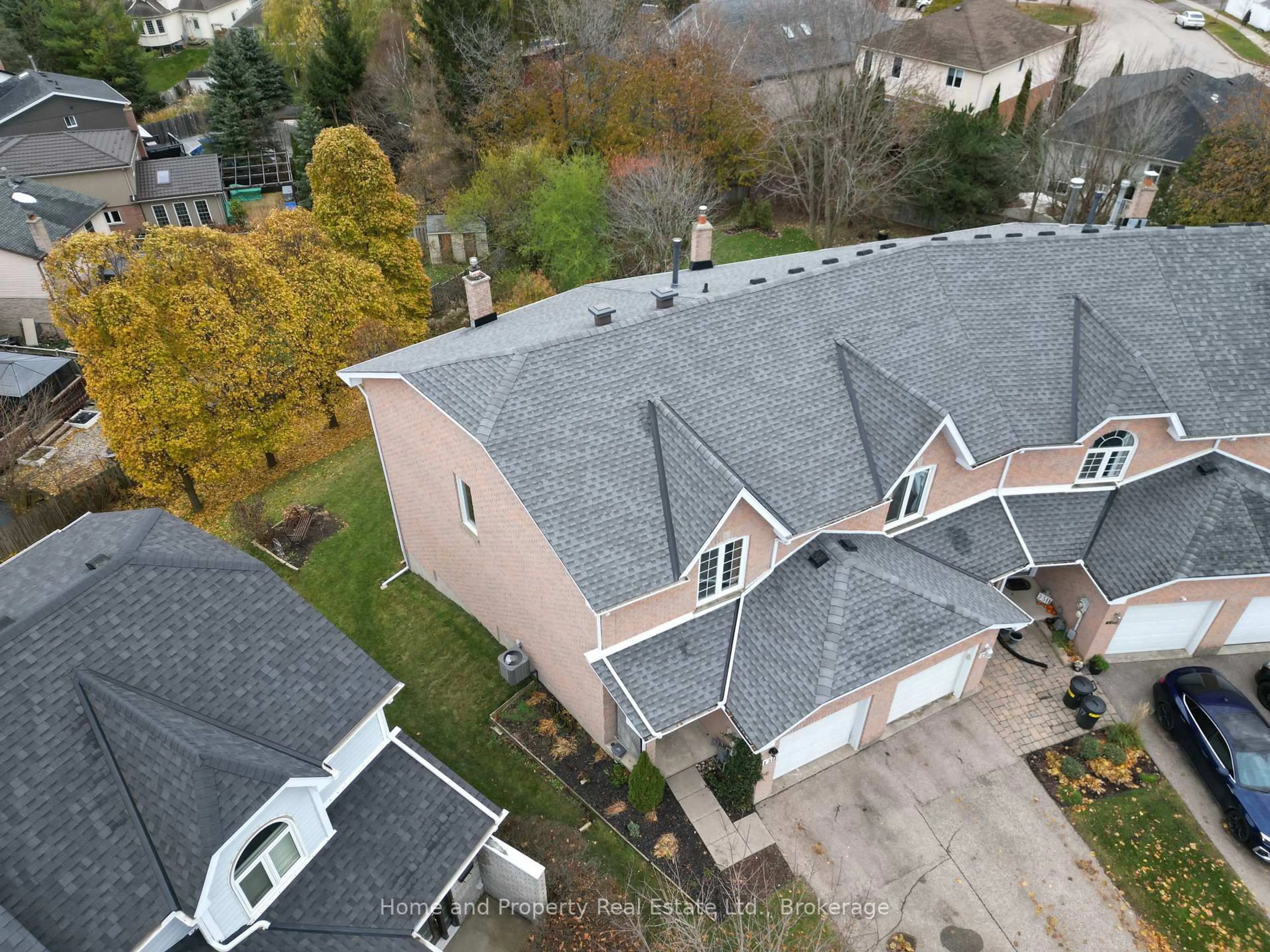 A pic from outside/outdoor area/front of a property/back of a property/a pic from drone, unknown for 511 Oakvale Dr #1, Waterloo Ontario N2T 2G6