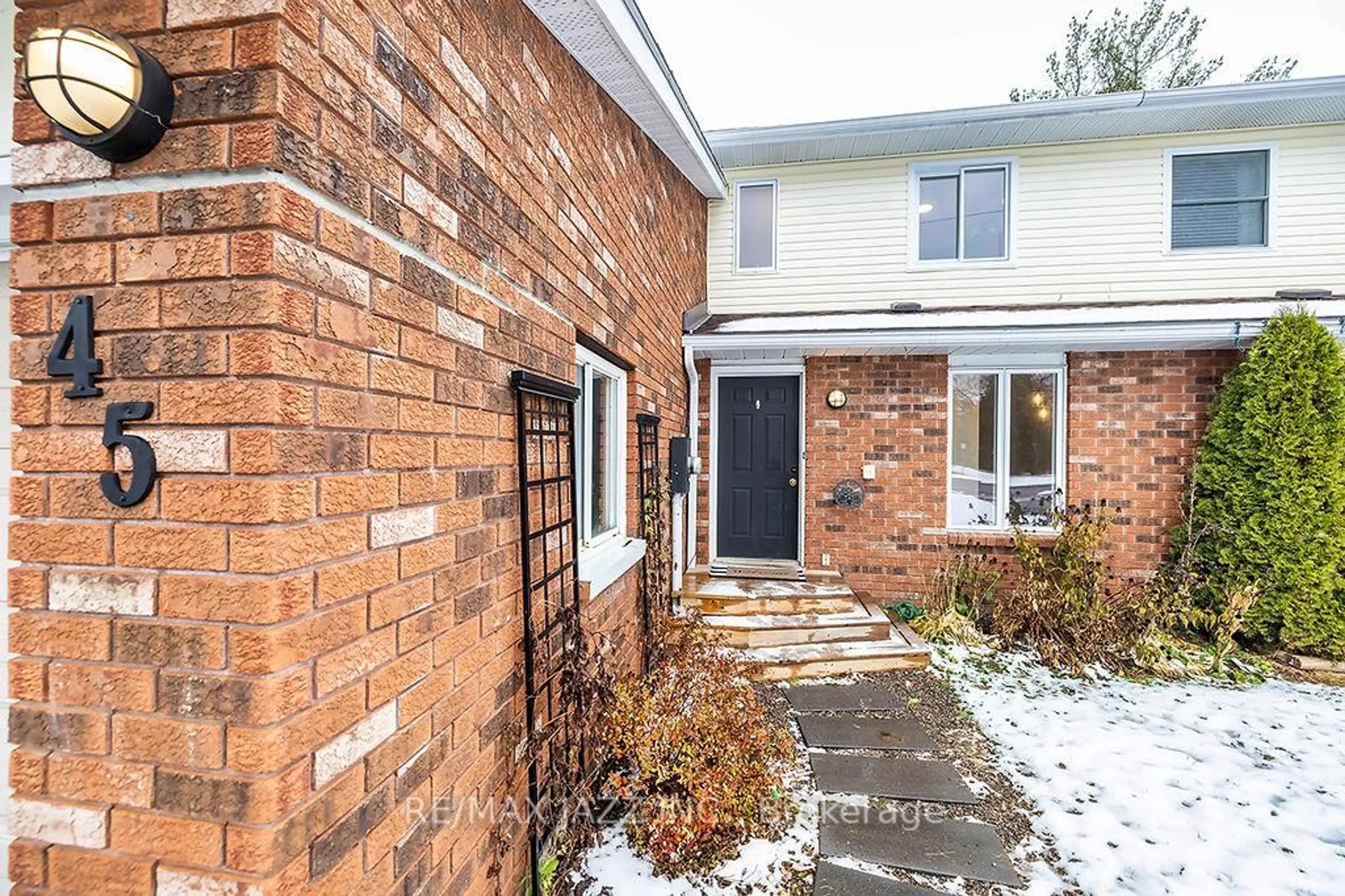 A pic from outside/outdoor area/front of a property/back of a property/a pic from drone, street for 45 Milton St, Bracebridge Ontario P1L 1G9