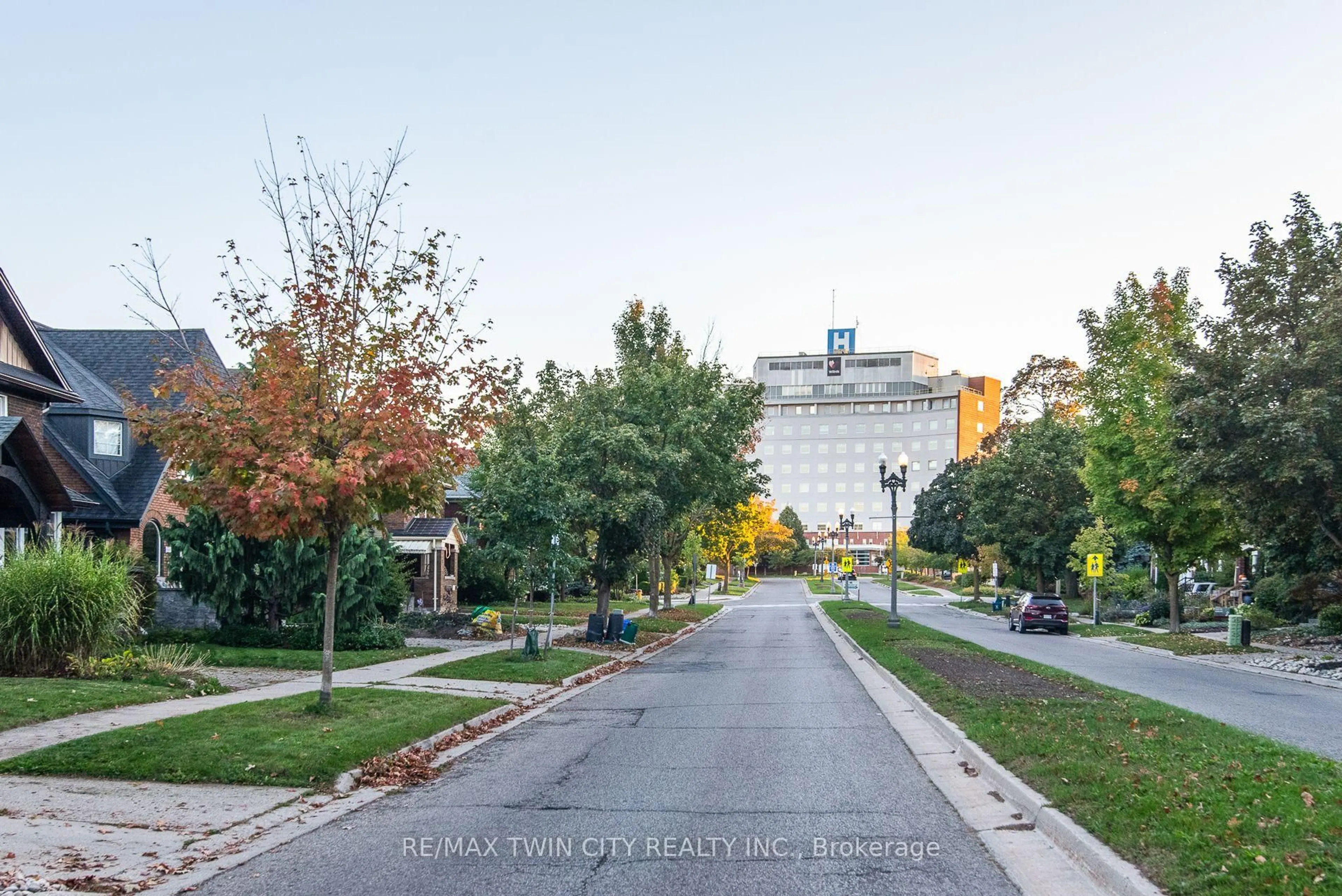 Patio, street for 839 Queens Blvd, Kitchener Ontario N2M 1A6