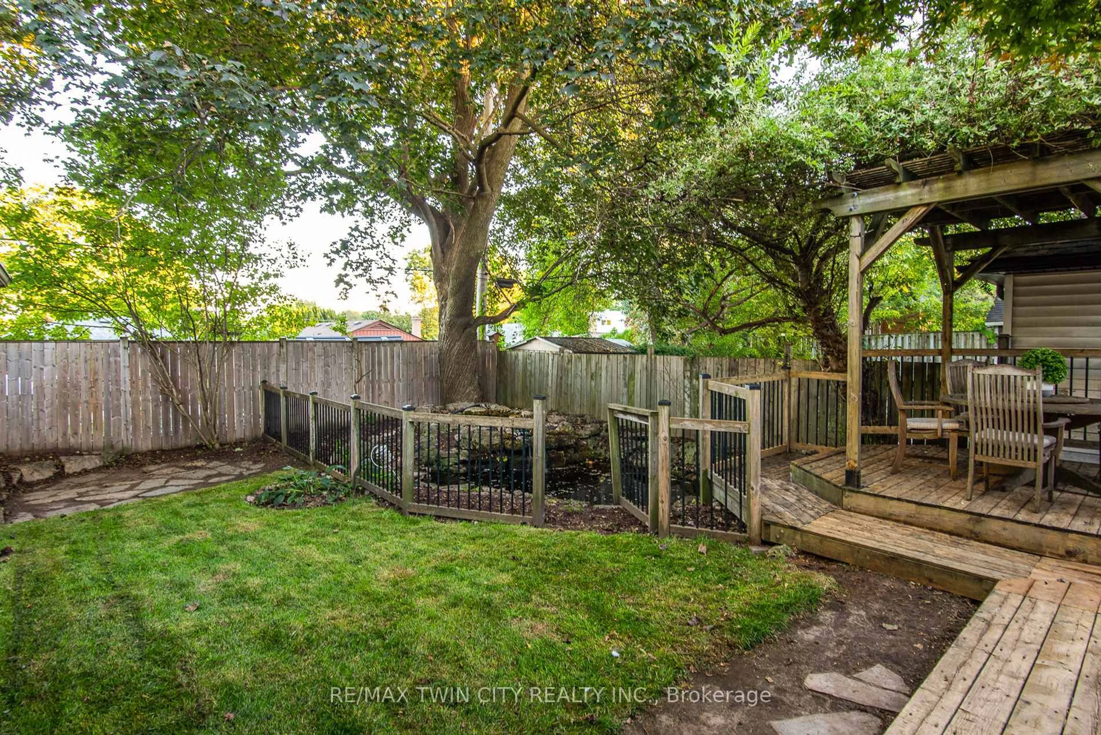 Patio, unknown for 839 Queens Blvd, Kitchener Ontario N2M 1A6