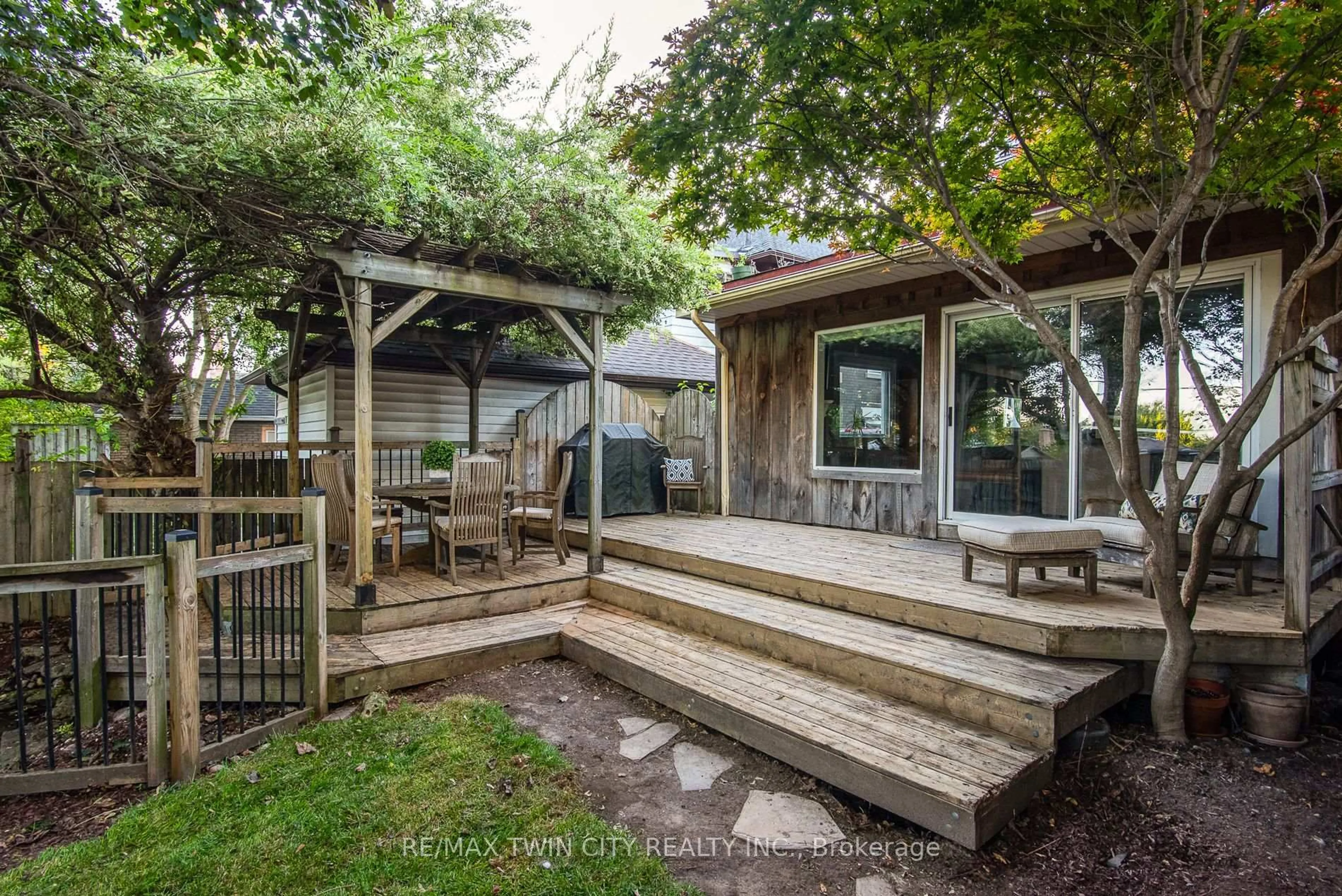 Patio, street for 839 Queens Blvd, Kitchener Ontario N2M 1A6