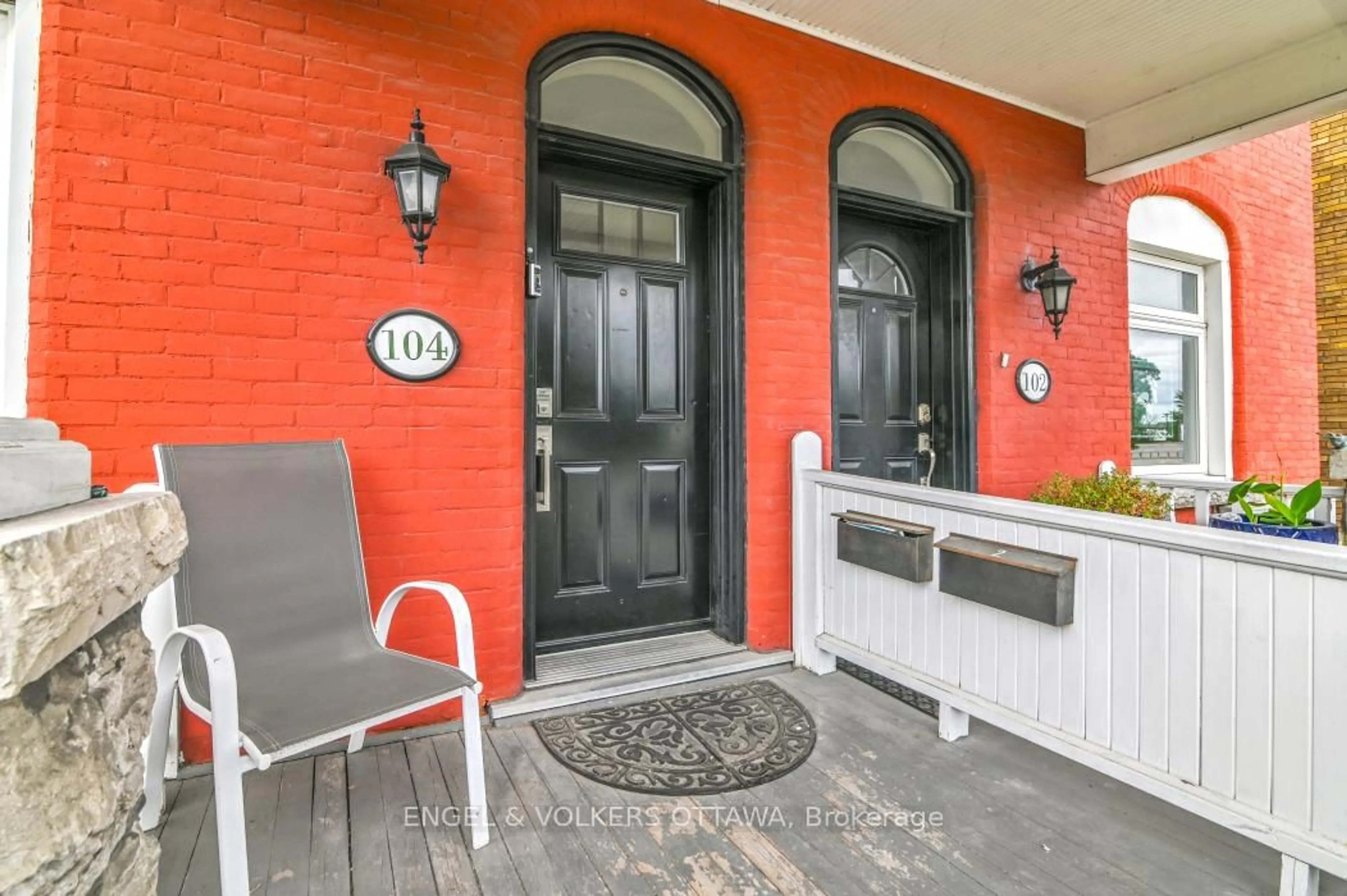 Indoor entryway for 104 King Edward Ave, Ottawa Ontario K1N 7K8