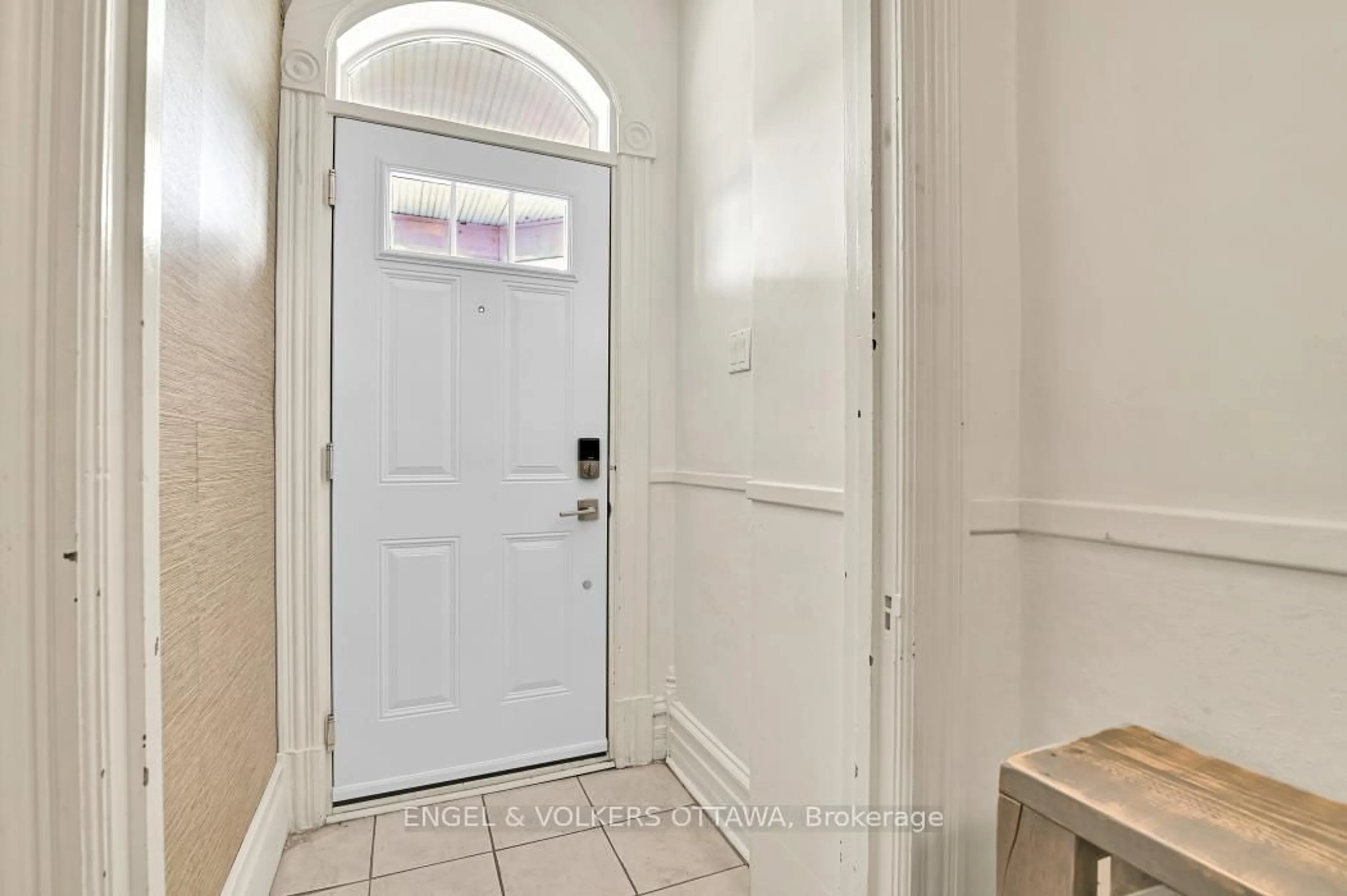 Indoor entryway for 104 King Edward Ave, Ottawa Ontario K1N 7K8