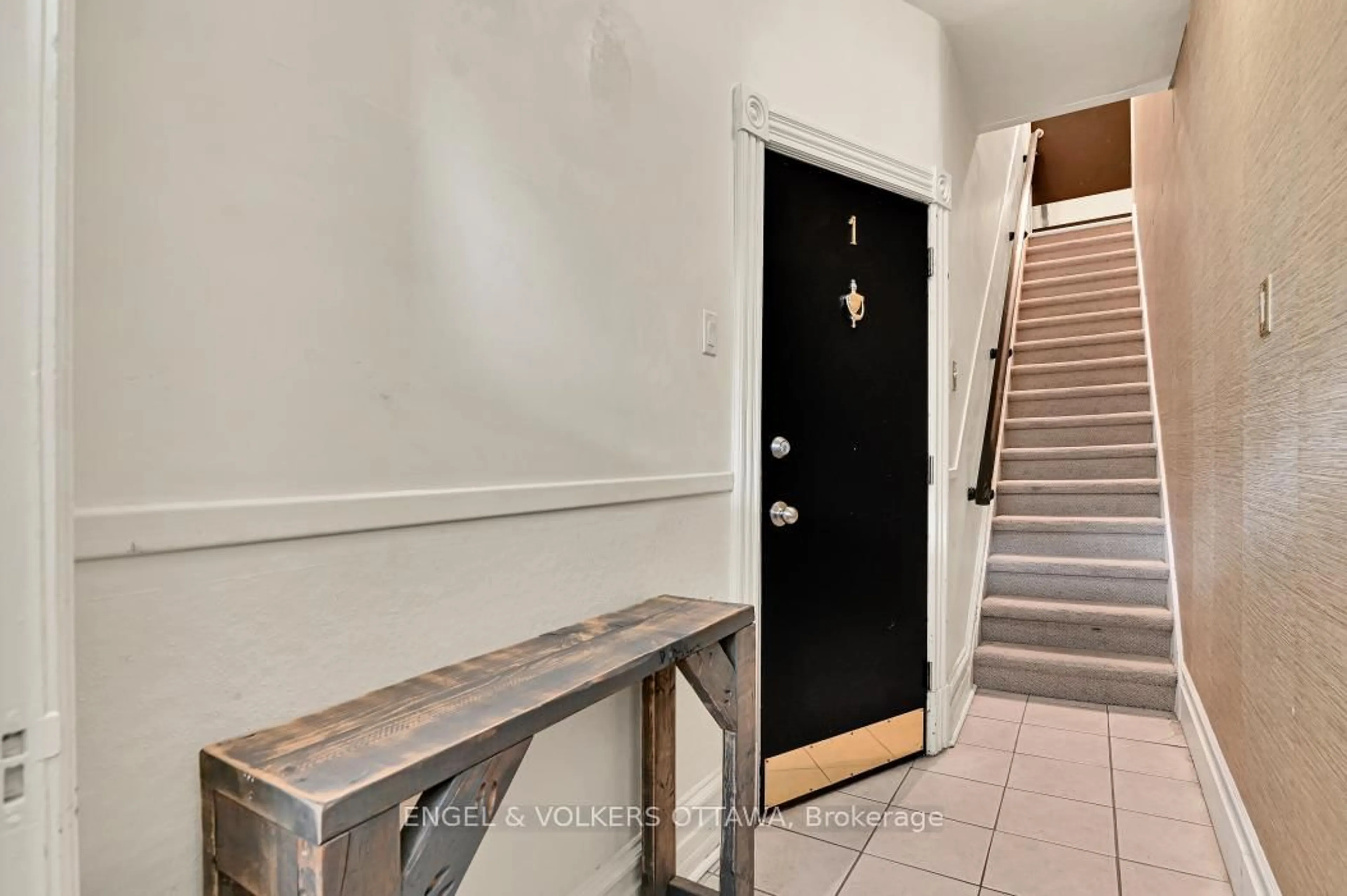 Indoor entryway for 104 King Edward Ave, Ottawa Ontario K1N 7K8