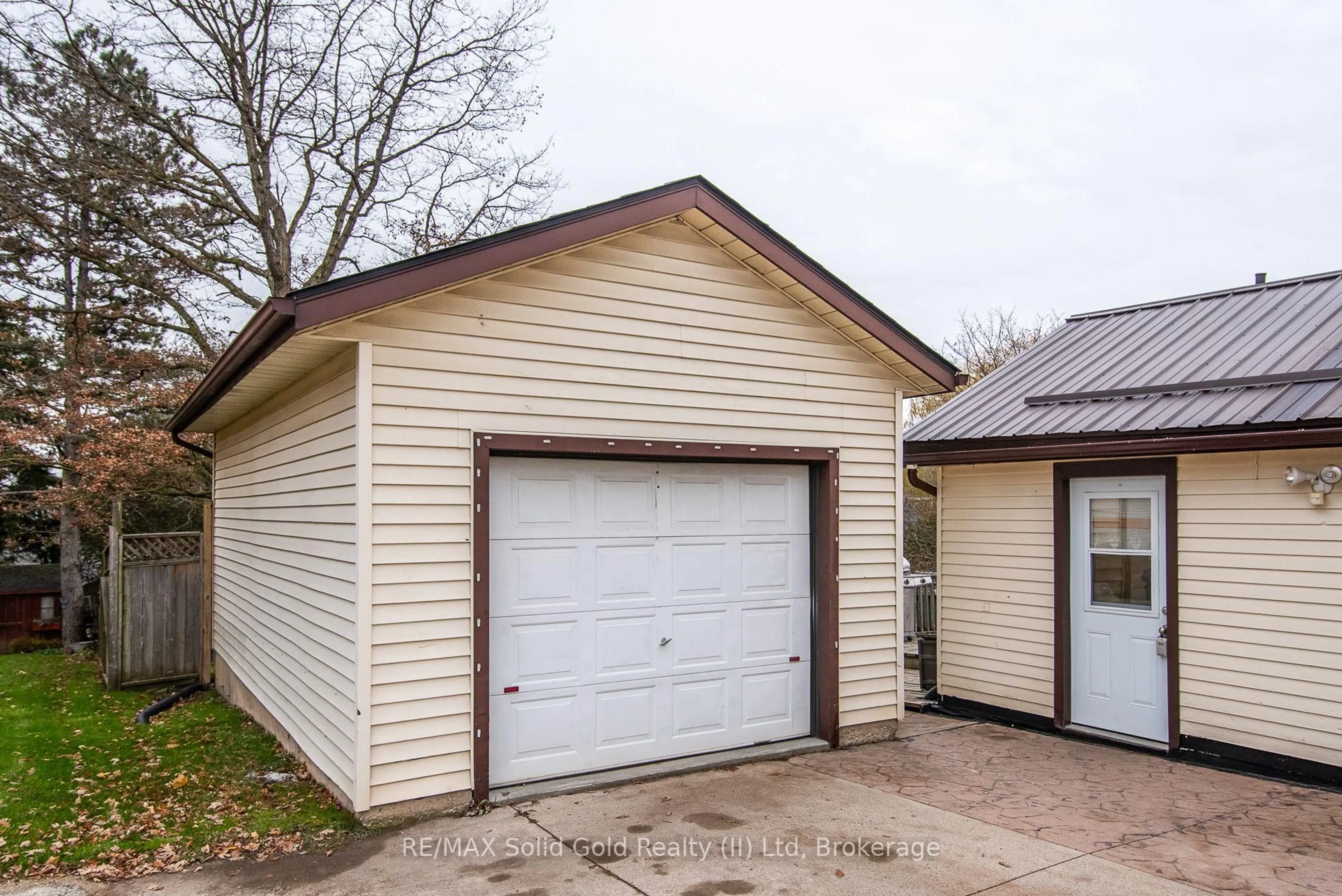 Indoor garage for 73 Main Street East St, Mapleton Ontario N0G 1P0
