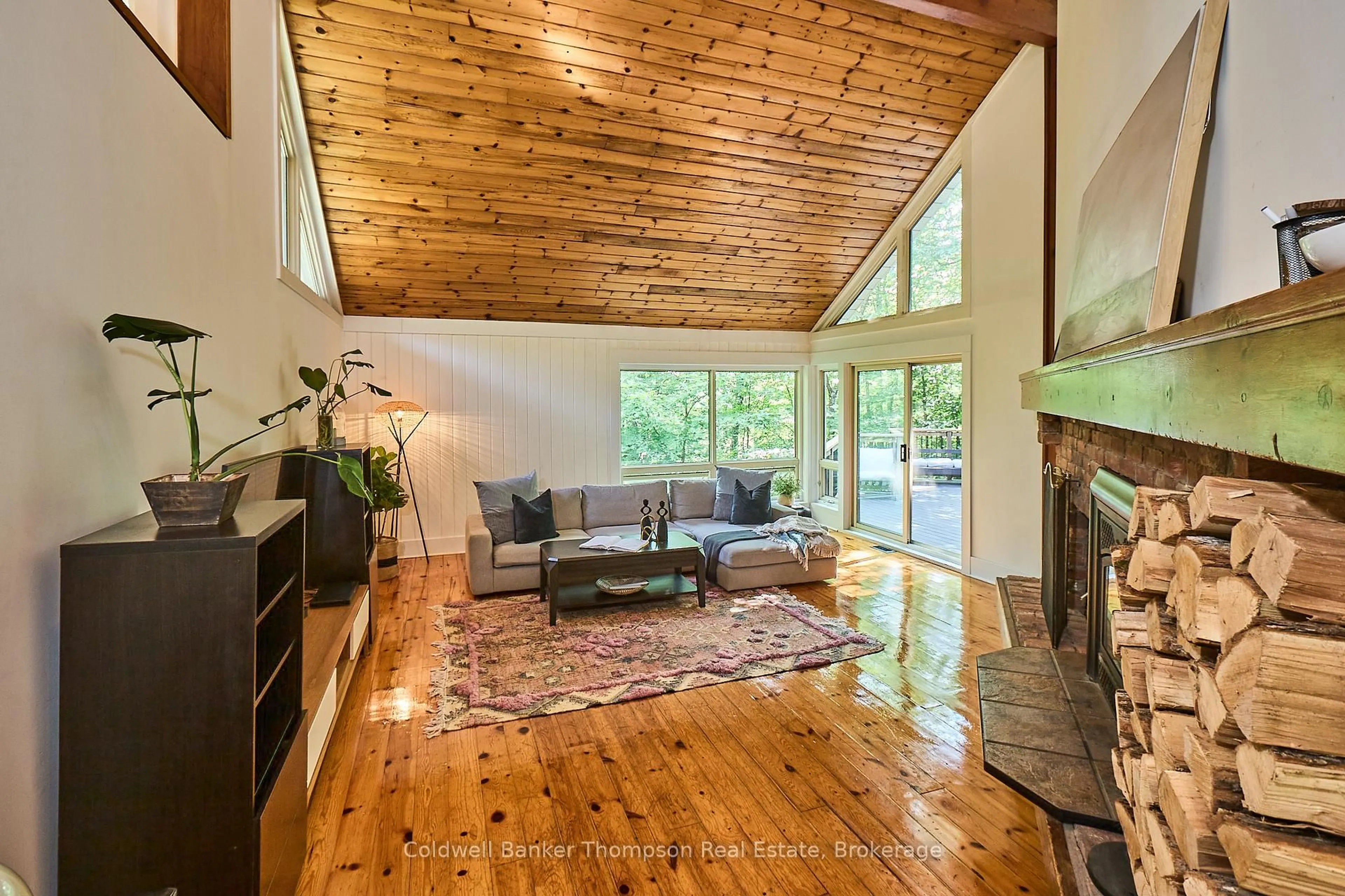 Living room with furniture, unknown for 869 North Mary Lake Rd, Huntsville Ontario P1H 1S4