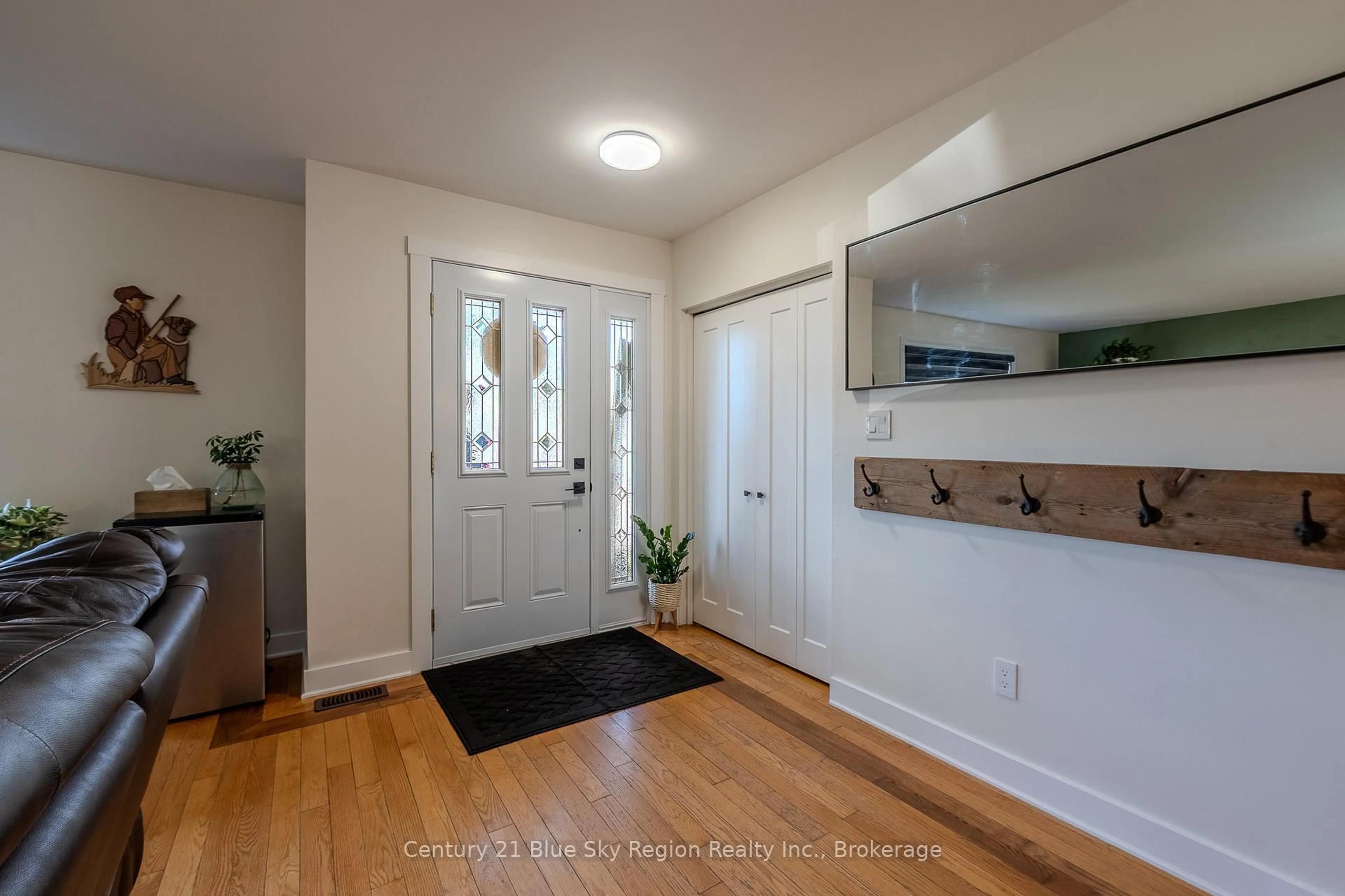 Indoor entryway for 280 Arthur St, West Nipissing Ontario P2B 3B4