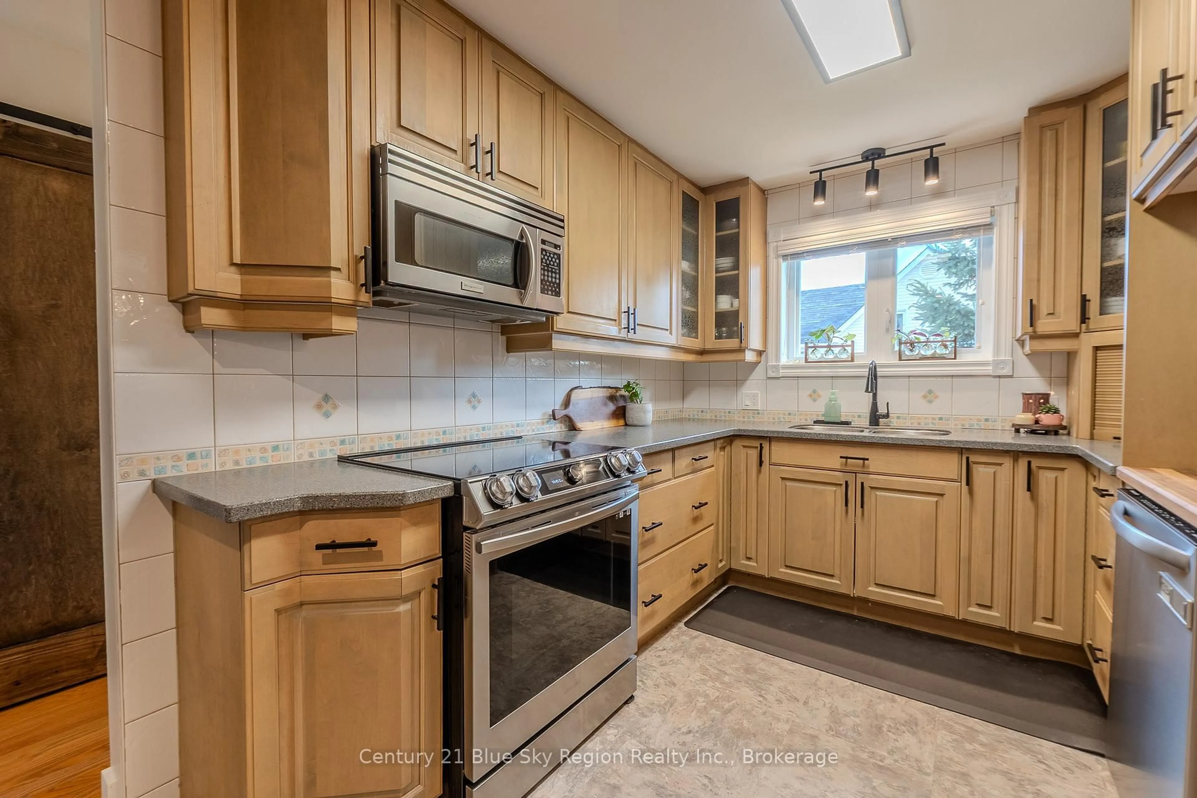 Standard kitchen, ceramic/tile floor for 280 Arthur St, West Nipissing Ontario P2B 3B4