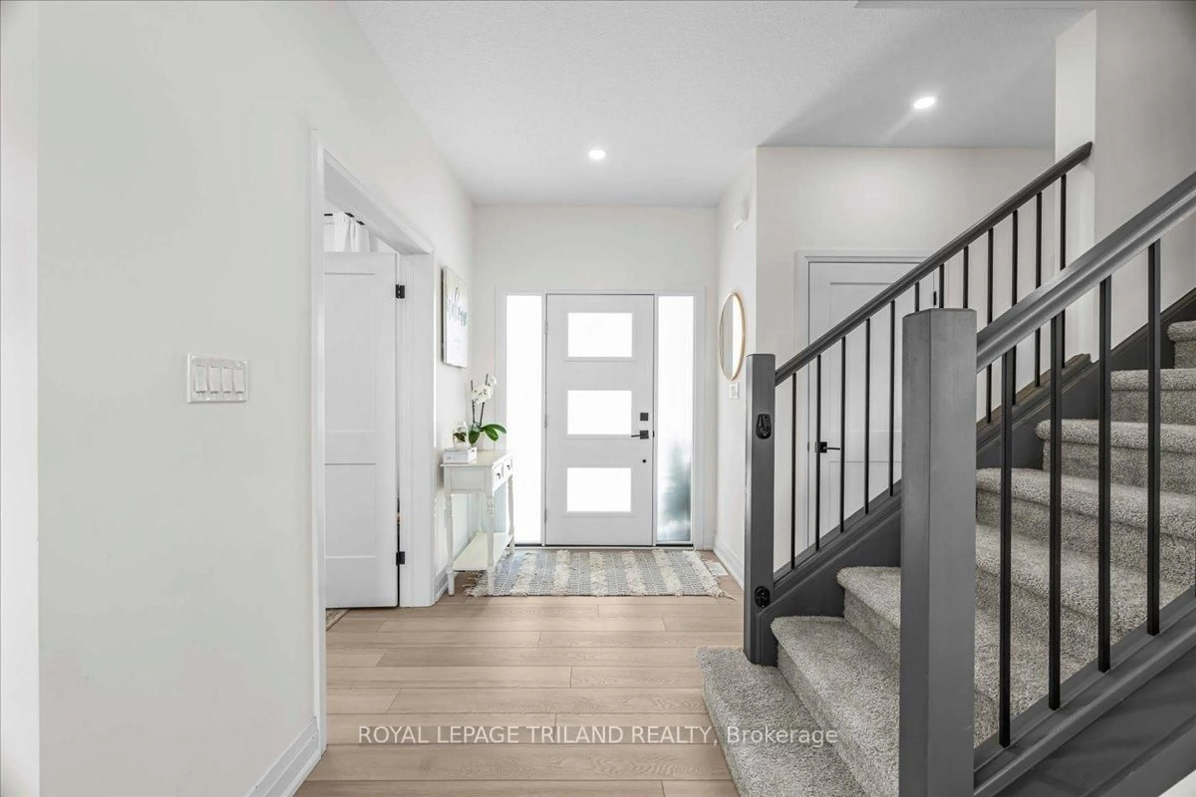 Indoor entryway for 662 Ketter Way, Plympton-Wyoming Ontario N0N 1T0